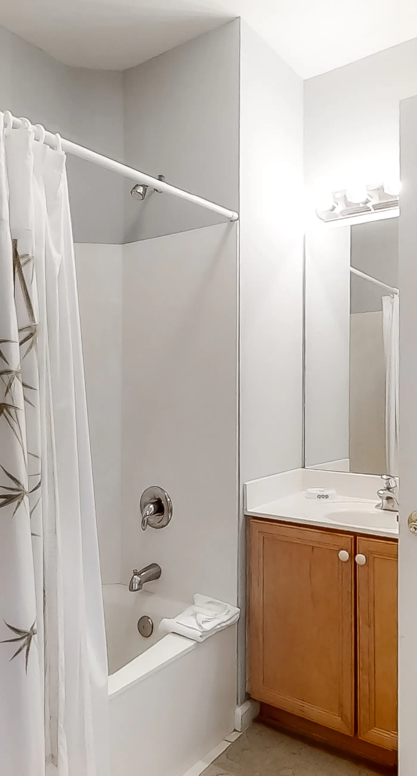 Magical 3rd-floor condo with pools, telescope for stargazing & pickleball