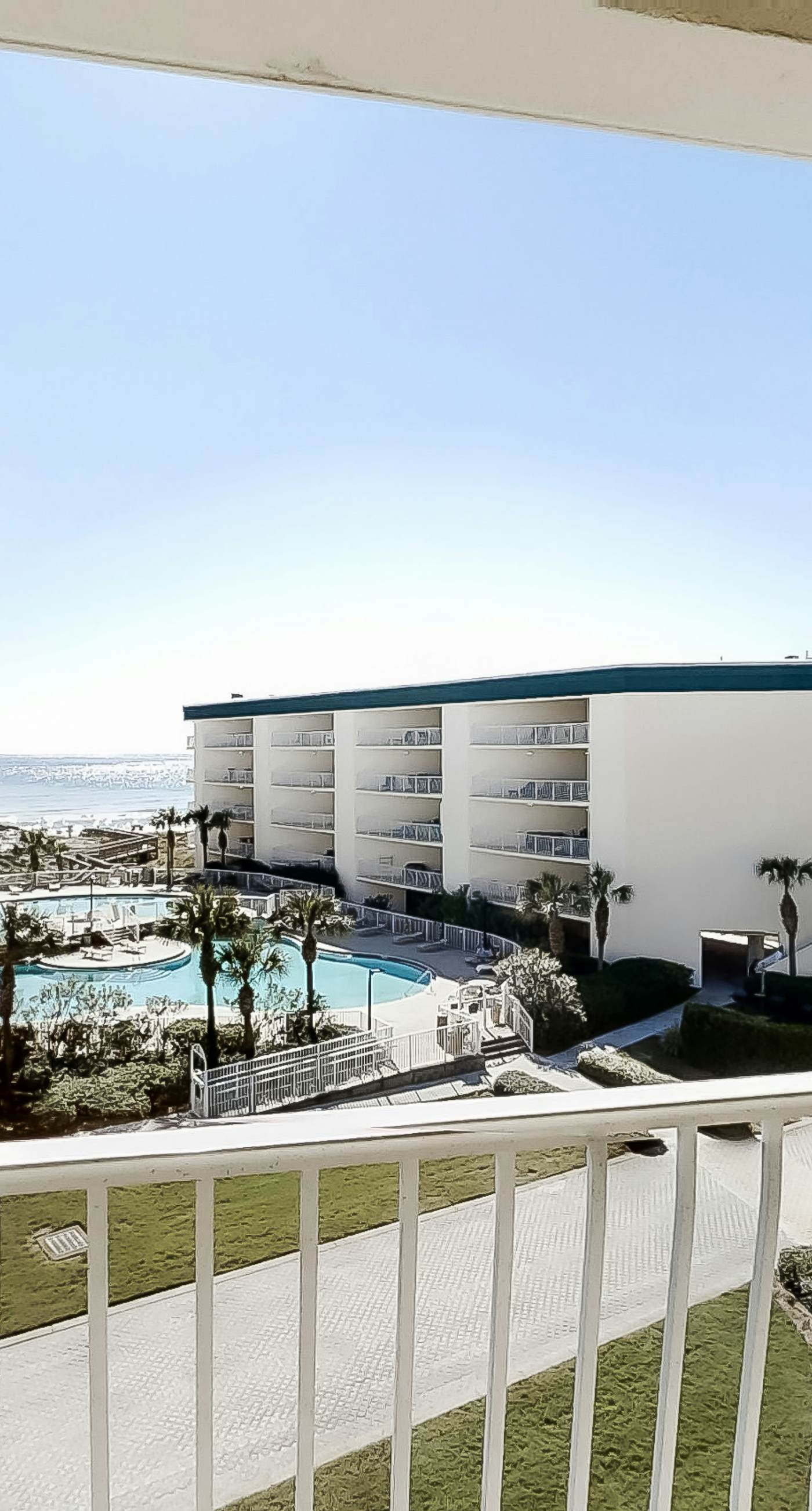 Magical 3rd-floor condo with pools, telescope for stargazing & pickleball