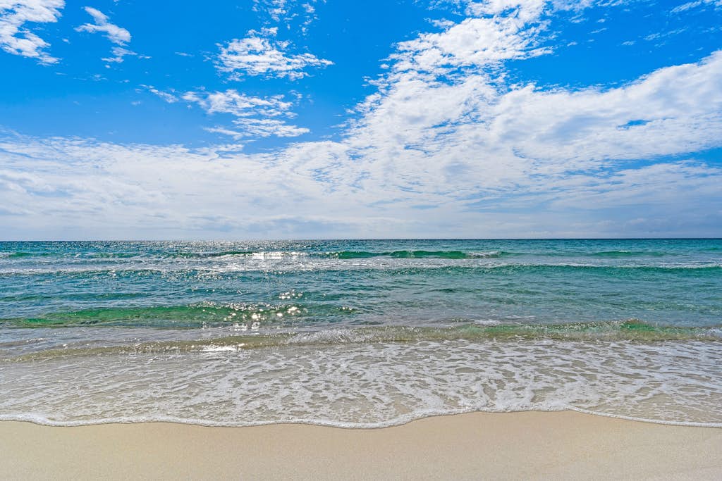 Beach dwelling with great view, pool & pickleball - snowbird-friendly