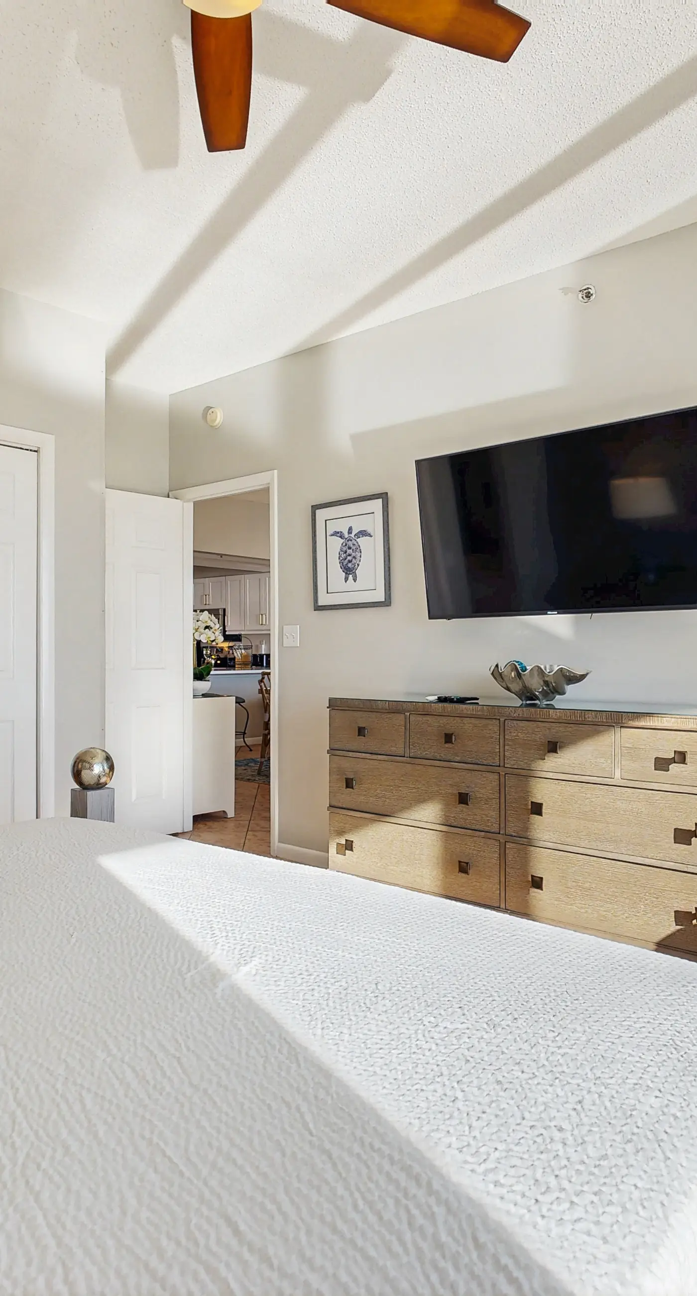 Beach dwelling with great view, pool & pickleball - snowbird-friendly