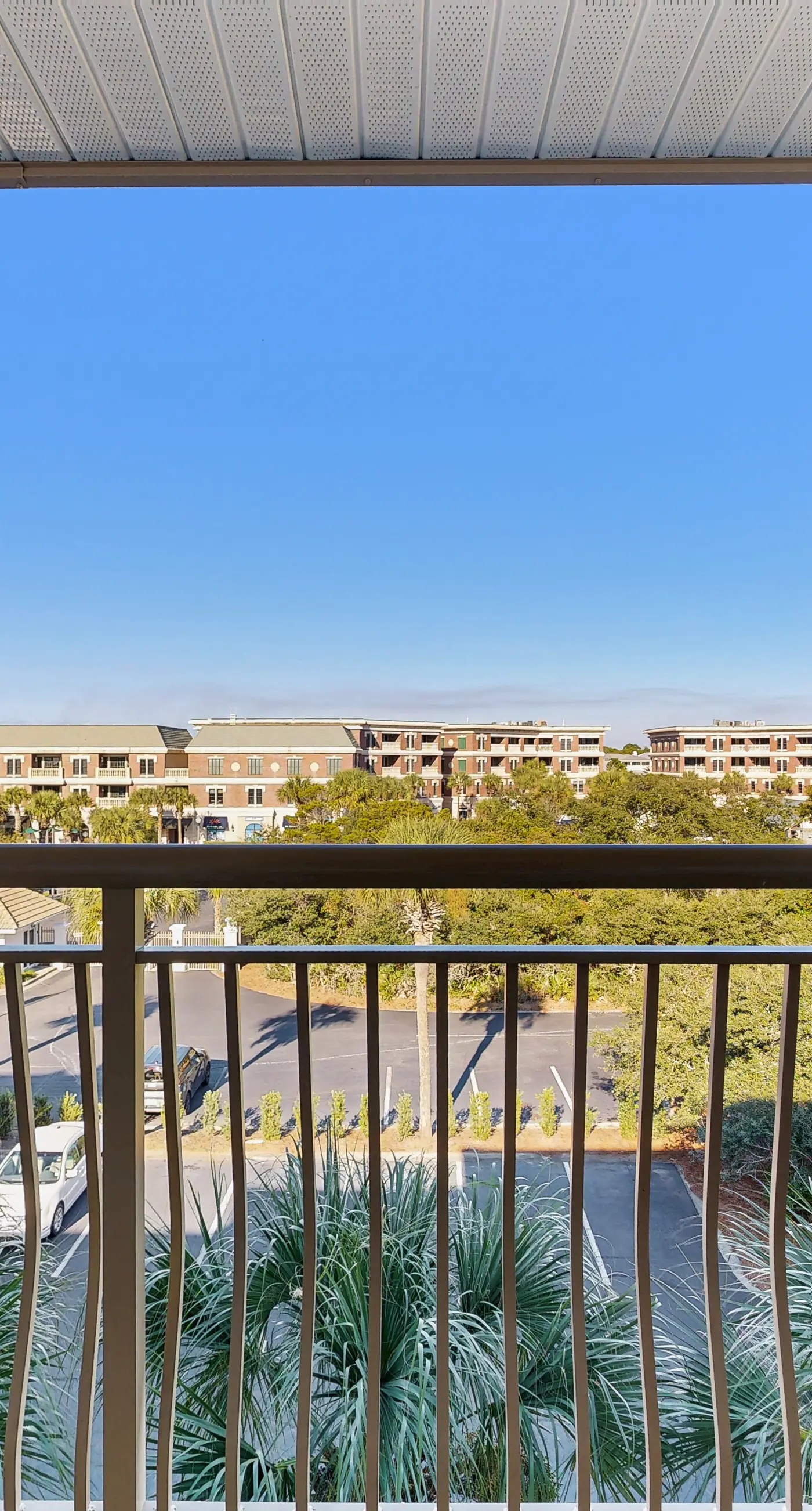 Beach dwelling with great view, pool & pickleball - snowbird-friendly