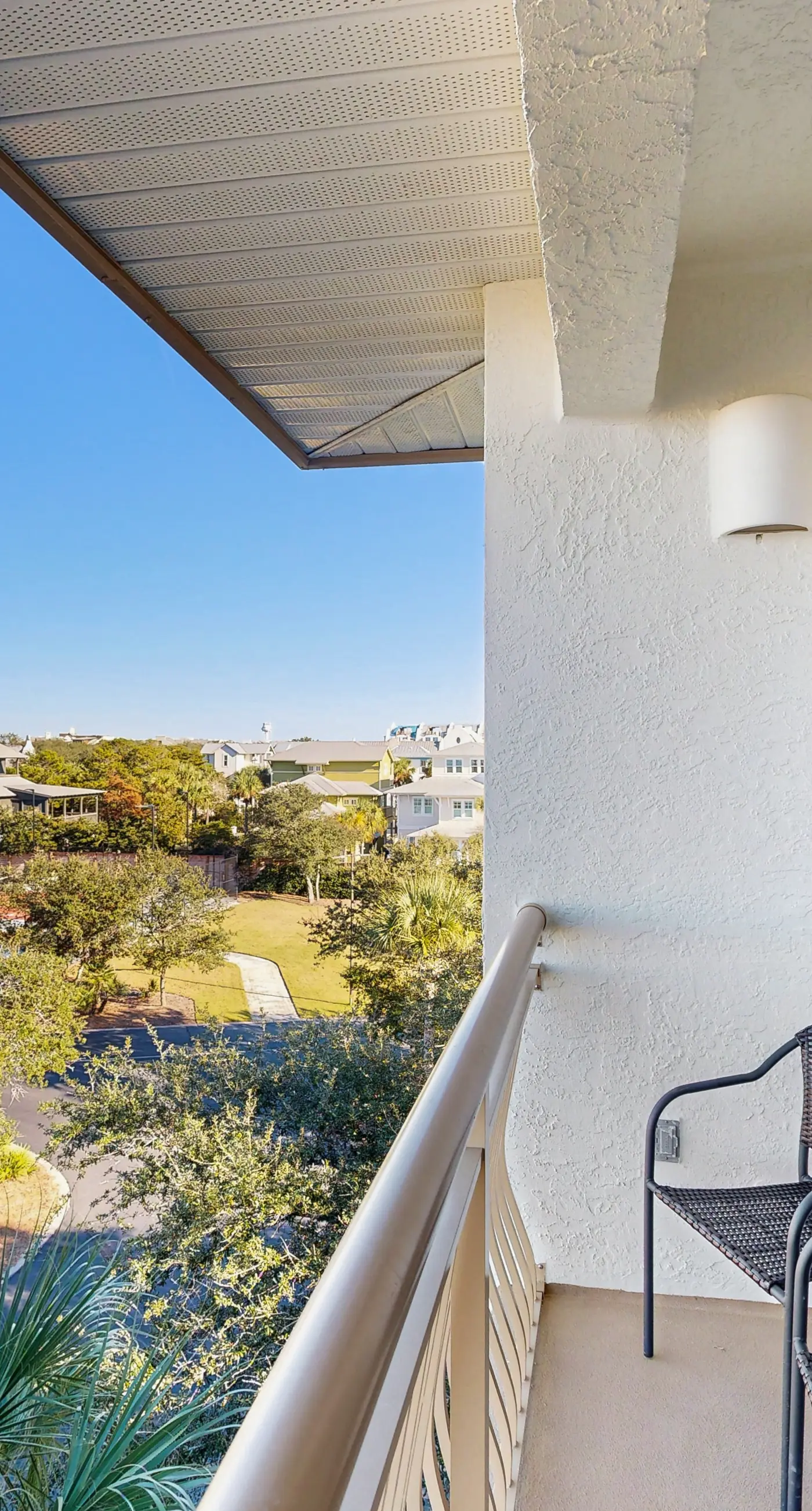 Beach dwelling with great view, pool & pickleball - snowbird-friendly