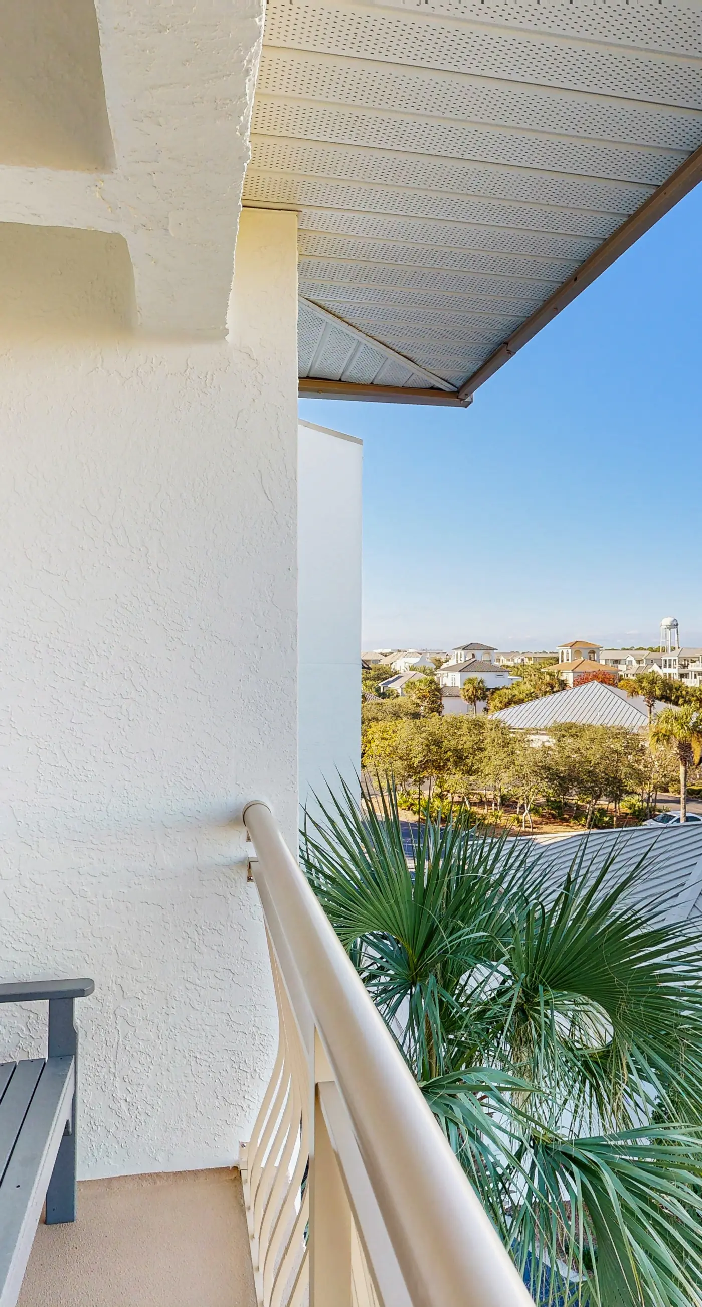 Beach dwelling with great view, pool & pickleball - snowbird-friendly