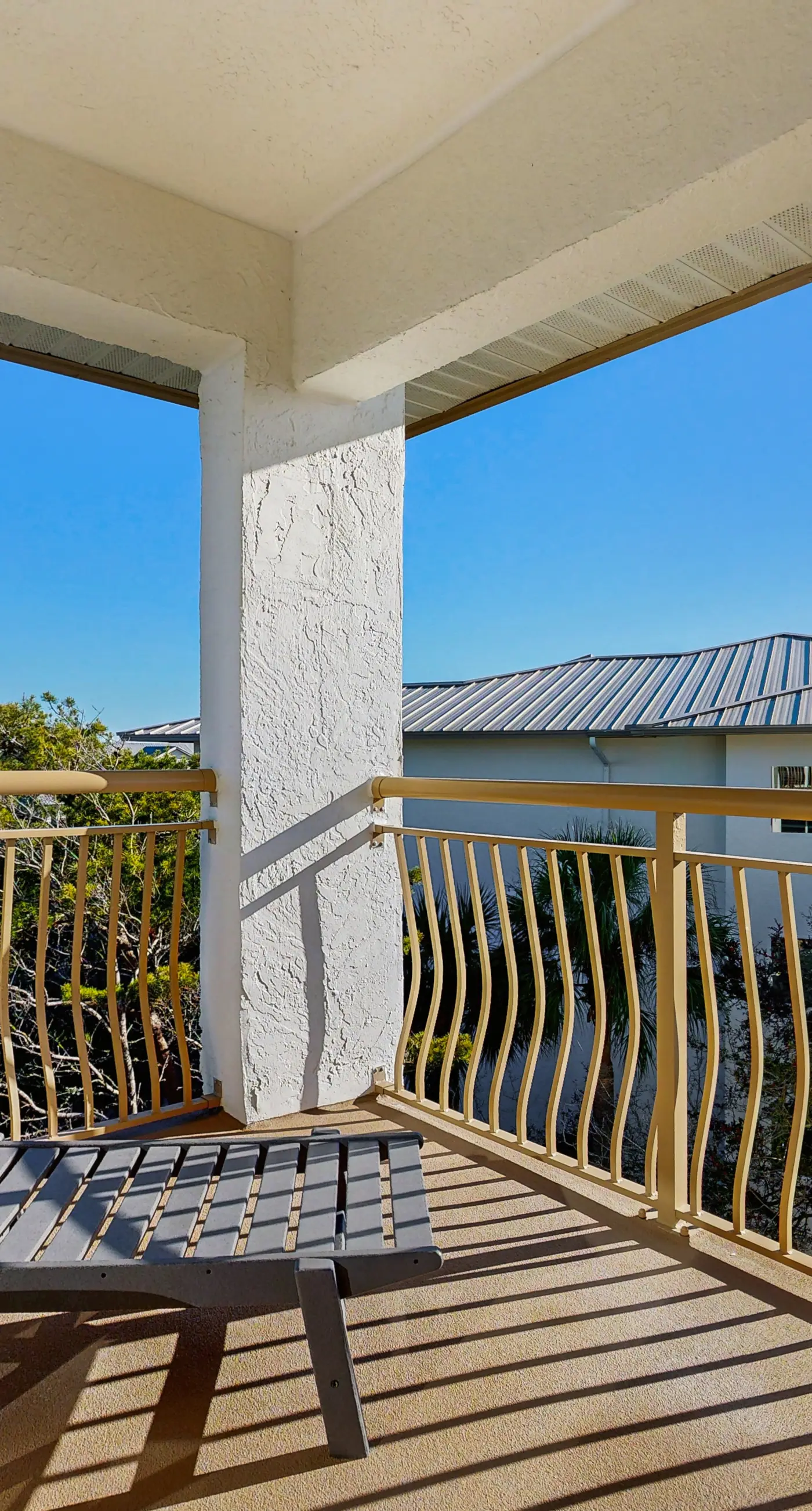 Beach dwelling with great view, pool & pickleball - snowbird-friendly