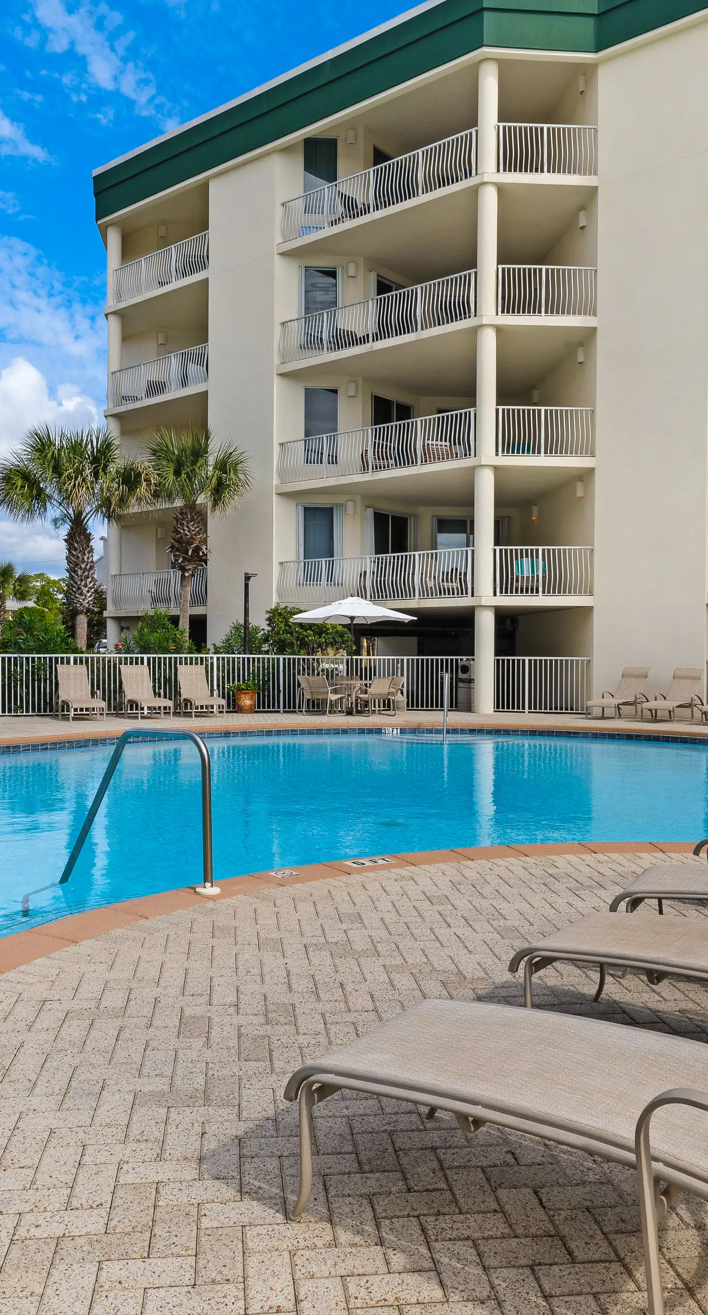 Beach dwelling with great view, pool & pickleball - snowbird-friendly