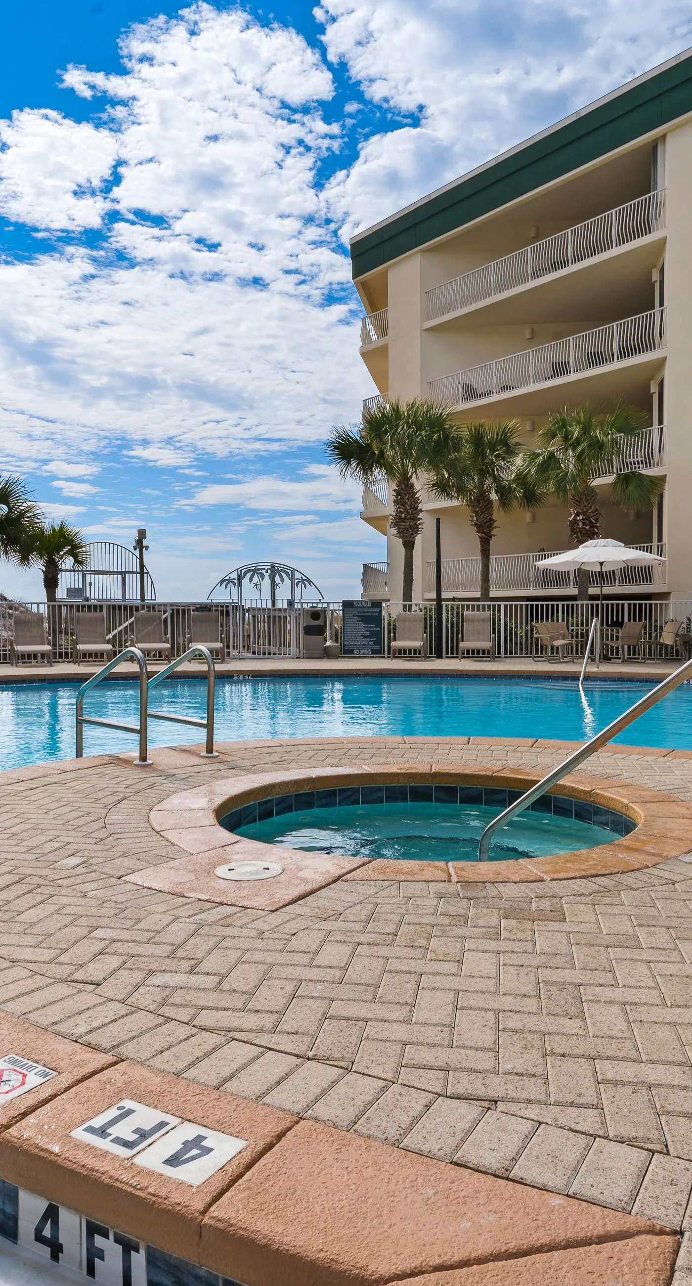 Beach dwelling with great view, pool & pickleball - snowbird-friendly