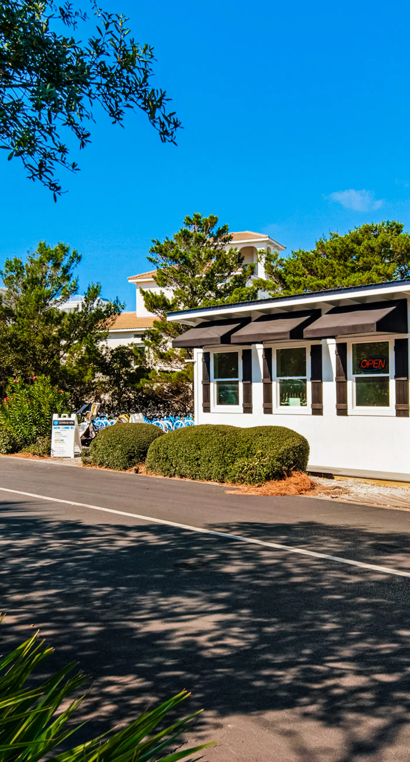 Beach dwelling with great view, pool & pickleball - snowbird-friendly