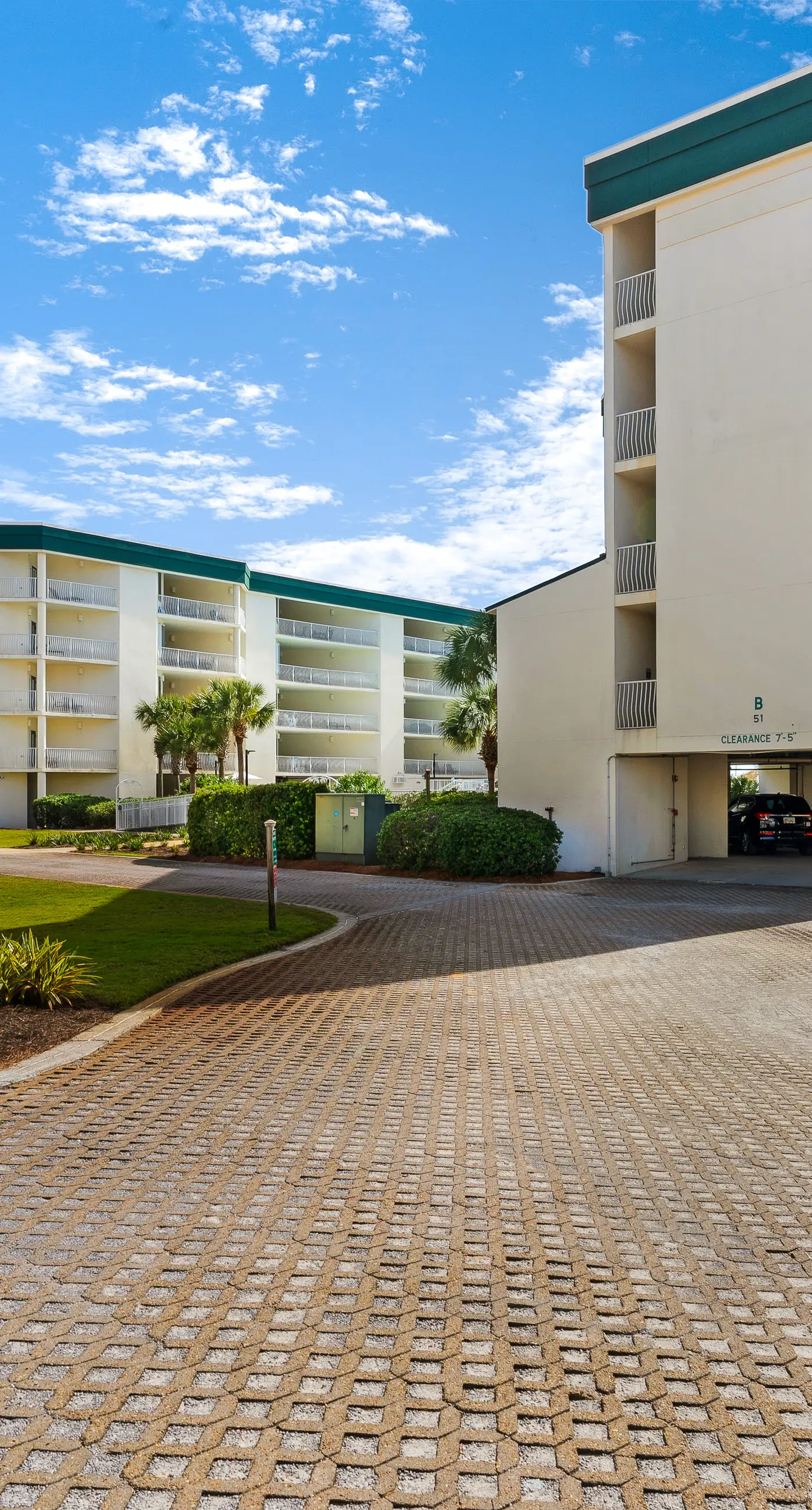 Beach dwelling with great view, pool & pickleball - snowbird-friendly