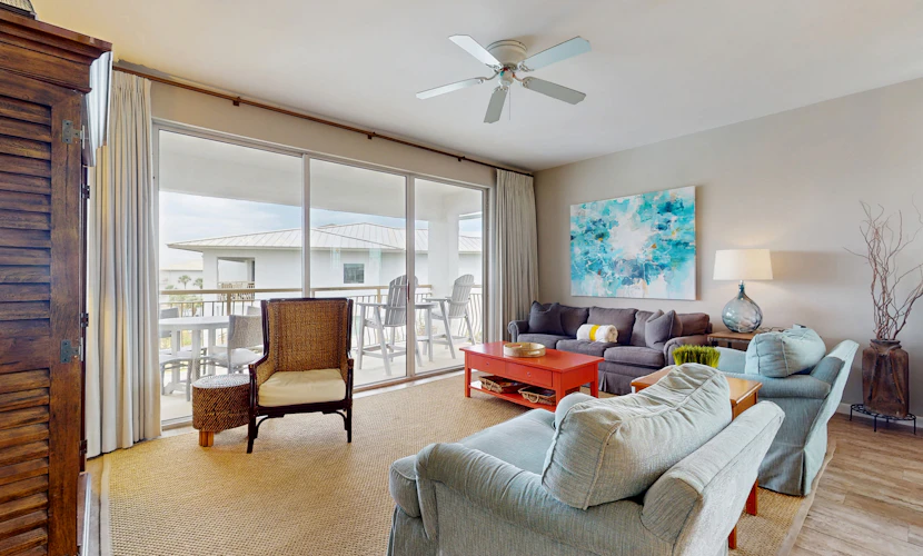 Snowbird-friendly condo with pickleball on the beach close to shops & dining