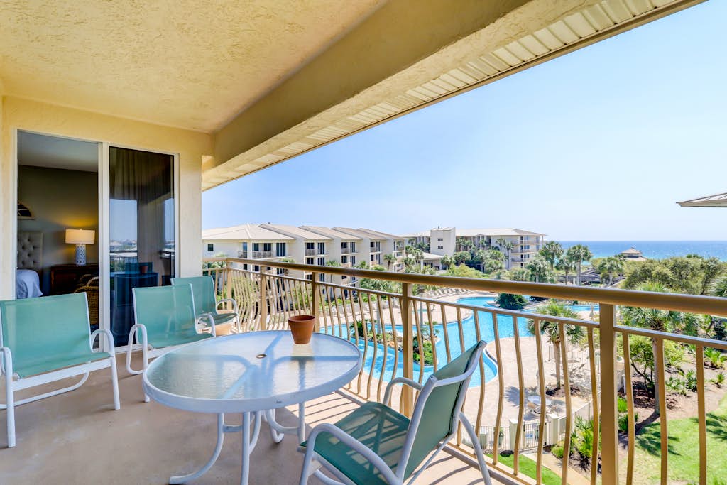 Snowbird-friendly condo with pickleball on the beach close to shops & dining