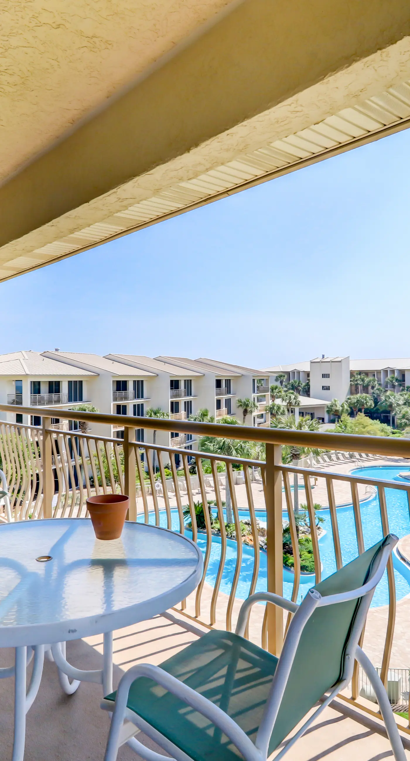 Snowbird-friendly condo with pickleball on the beach close to shops & dining