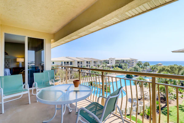 Snowbird-friendly condo with pickleball on the beach close to shops & dining