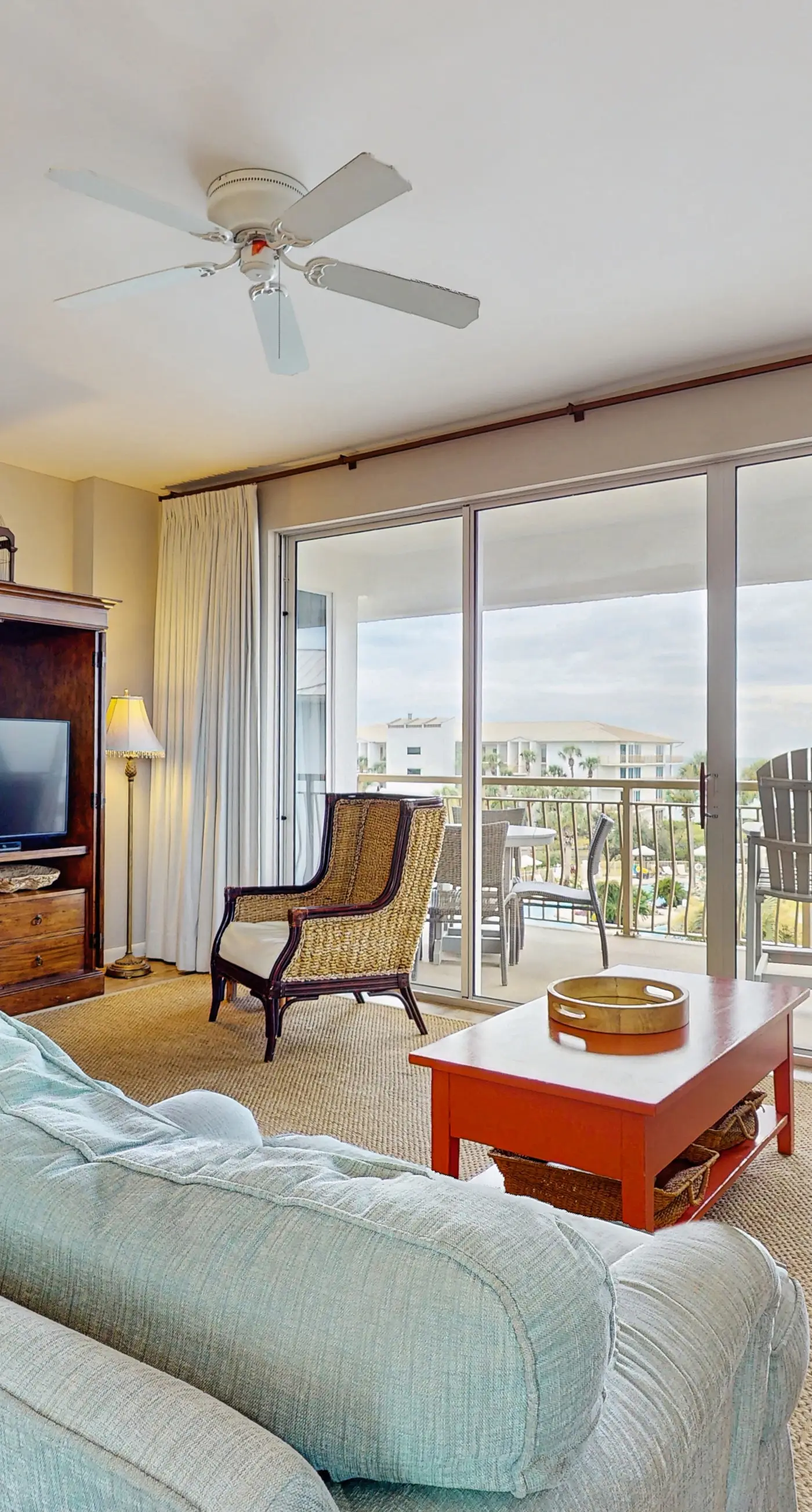 Snowbird-friendly condo with pickleball on the beach close to shops & dining