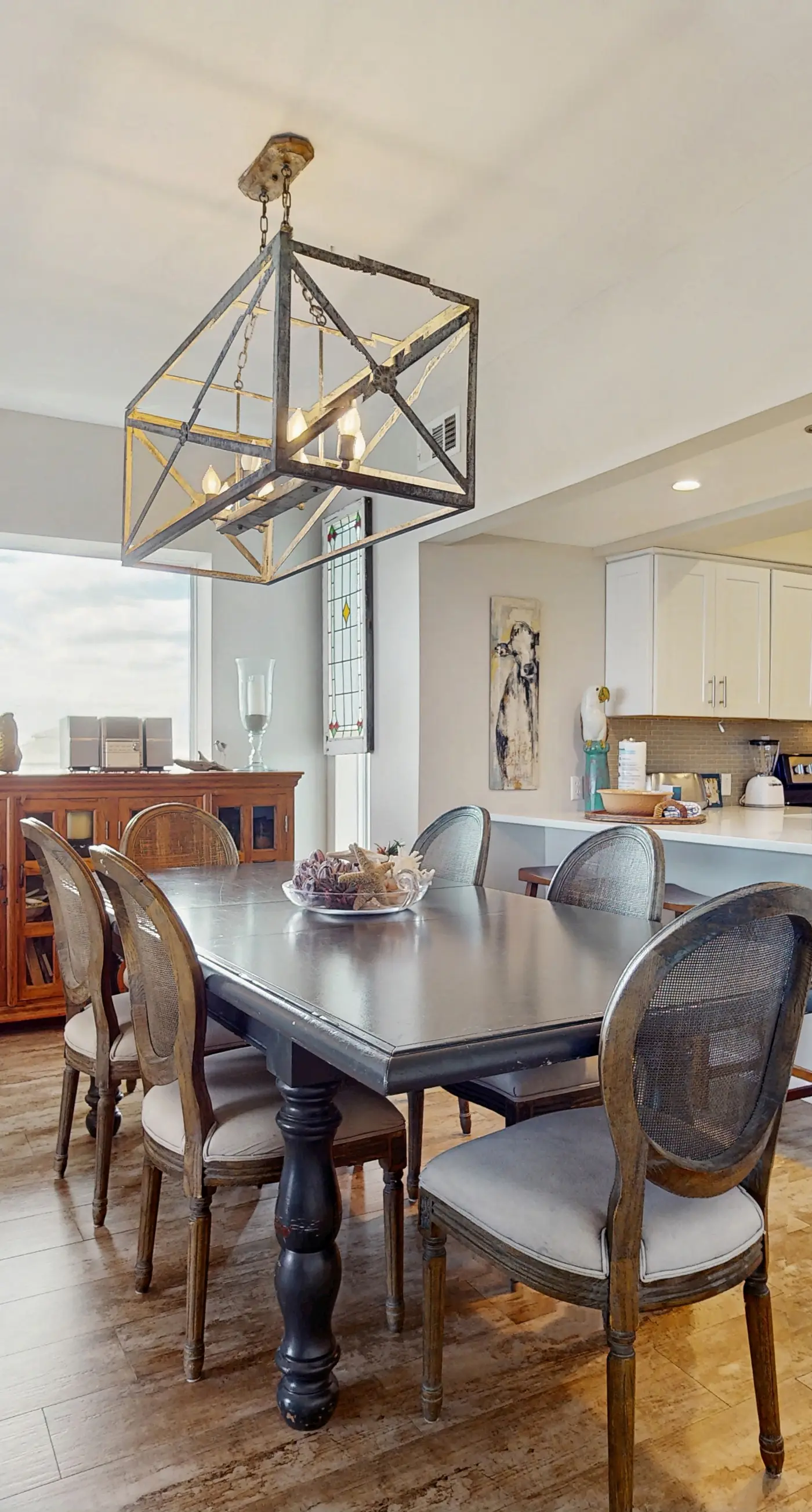 Snowbird-friendly condo with pickleball on the beach close to shops & dining