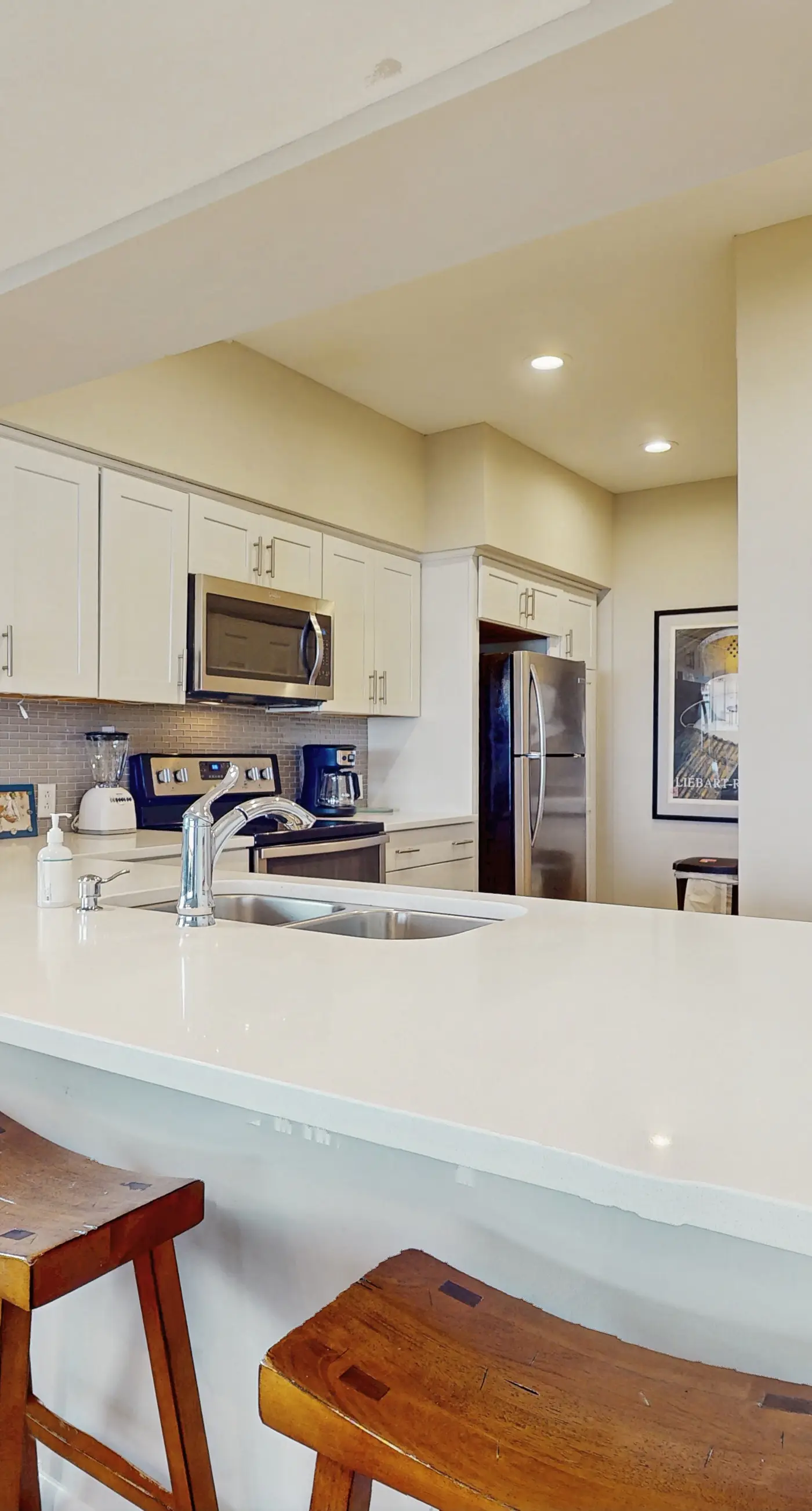 Snowbird-friendly condo with pickleball on the beach close to shops & dining