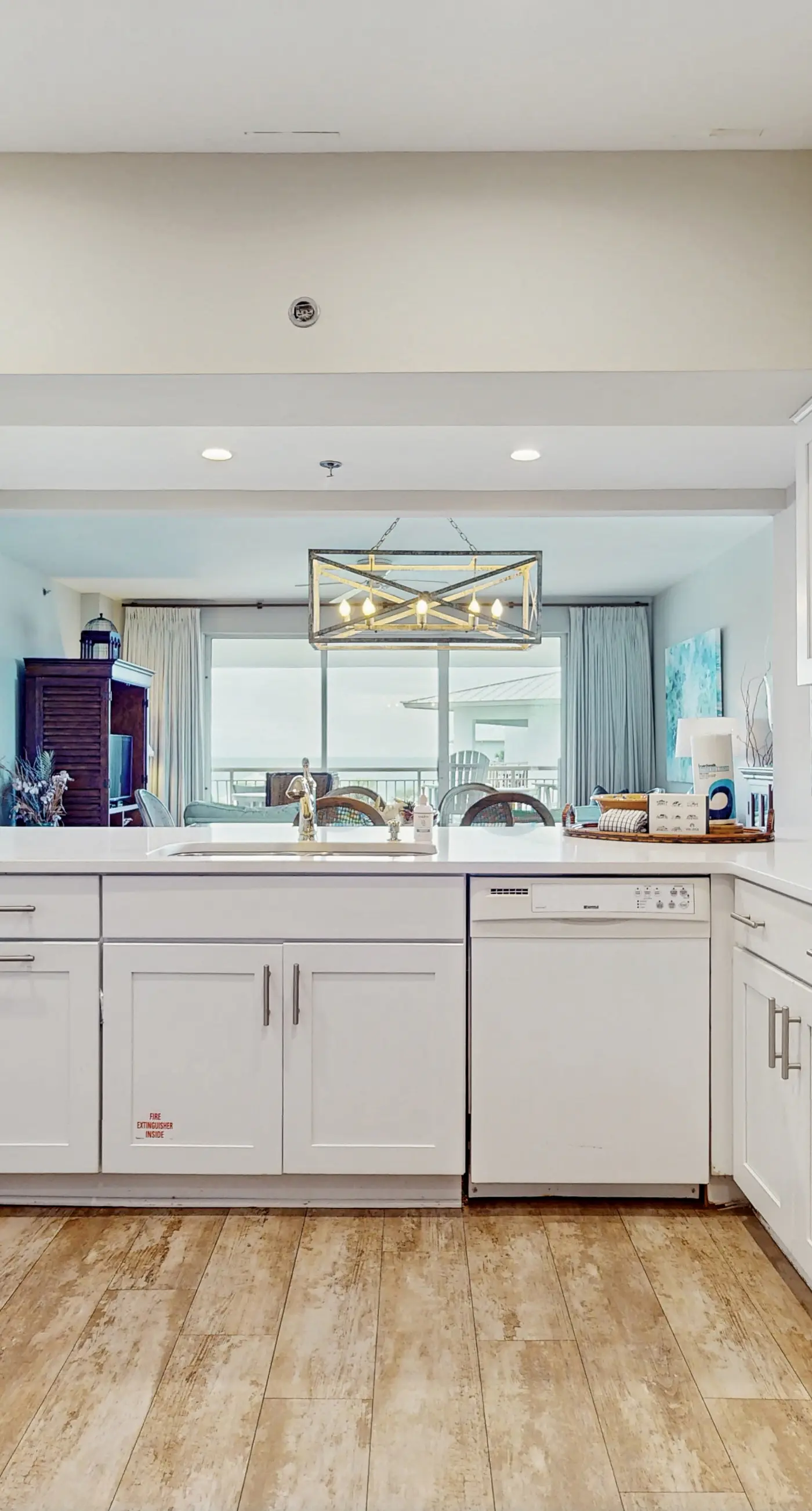 Snowbird-friendly condo with pickleball on the beach close to shops & dining
