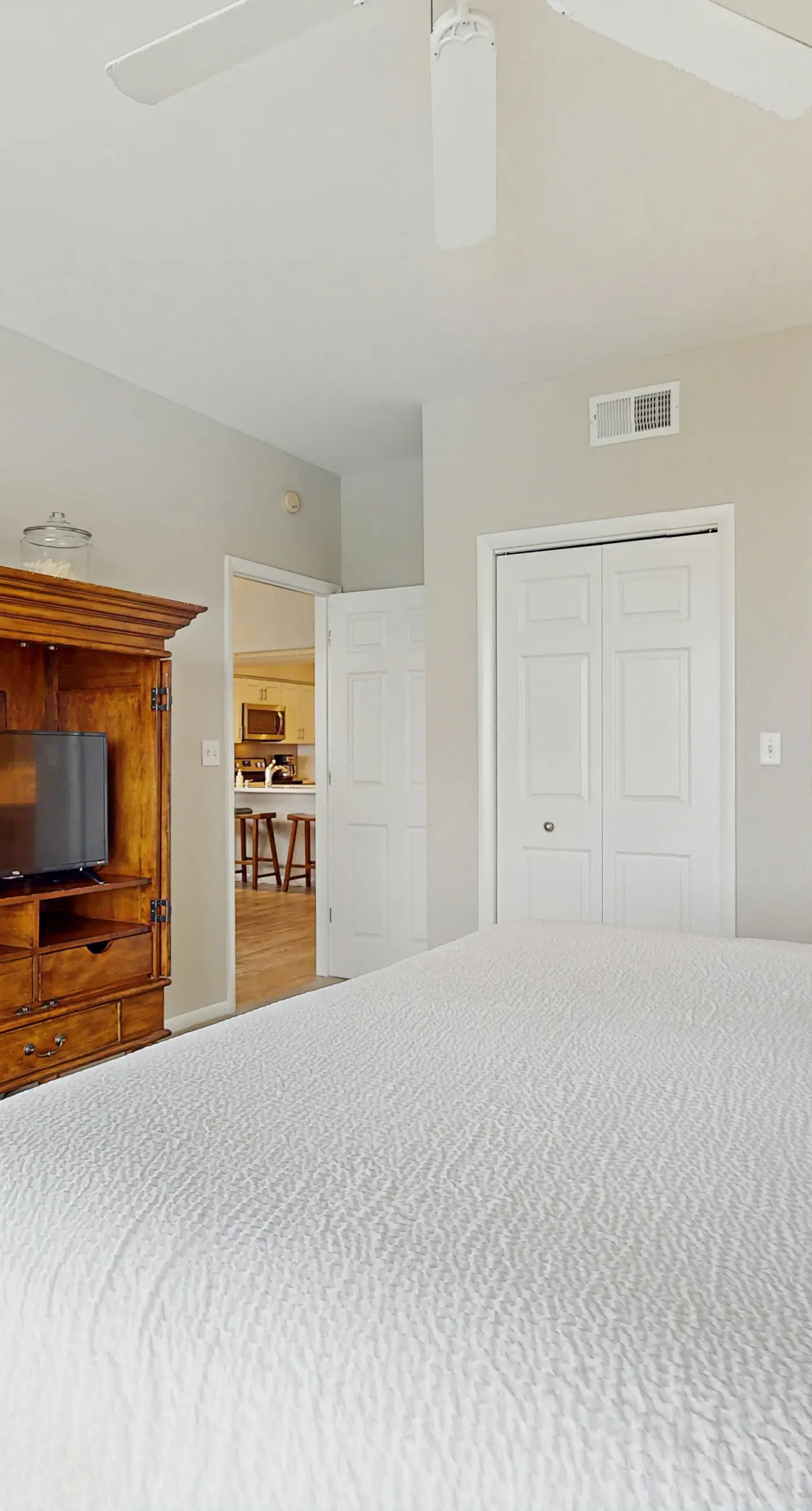 Snowbird-friendly condo with pickleball on the beach close to shops & dining