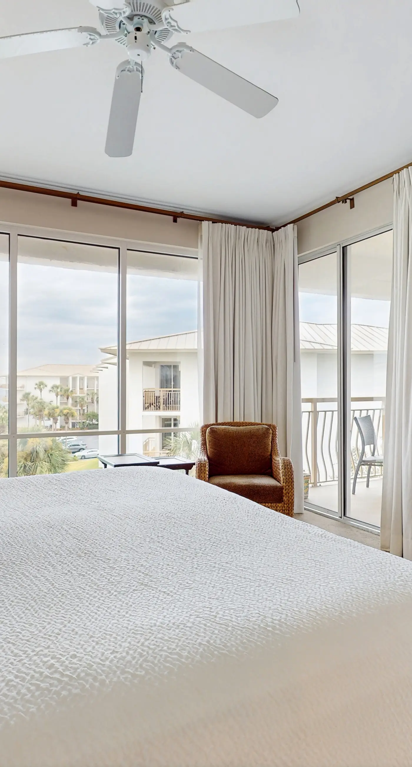 Snowbird-friendly condo with pickleball on the beach close to shops & dining