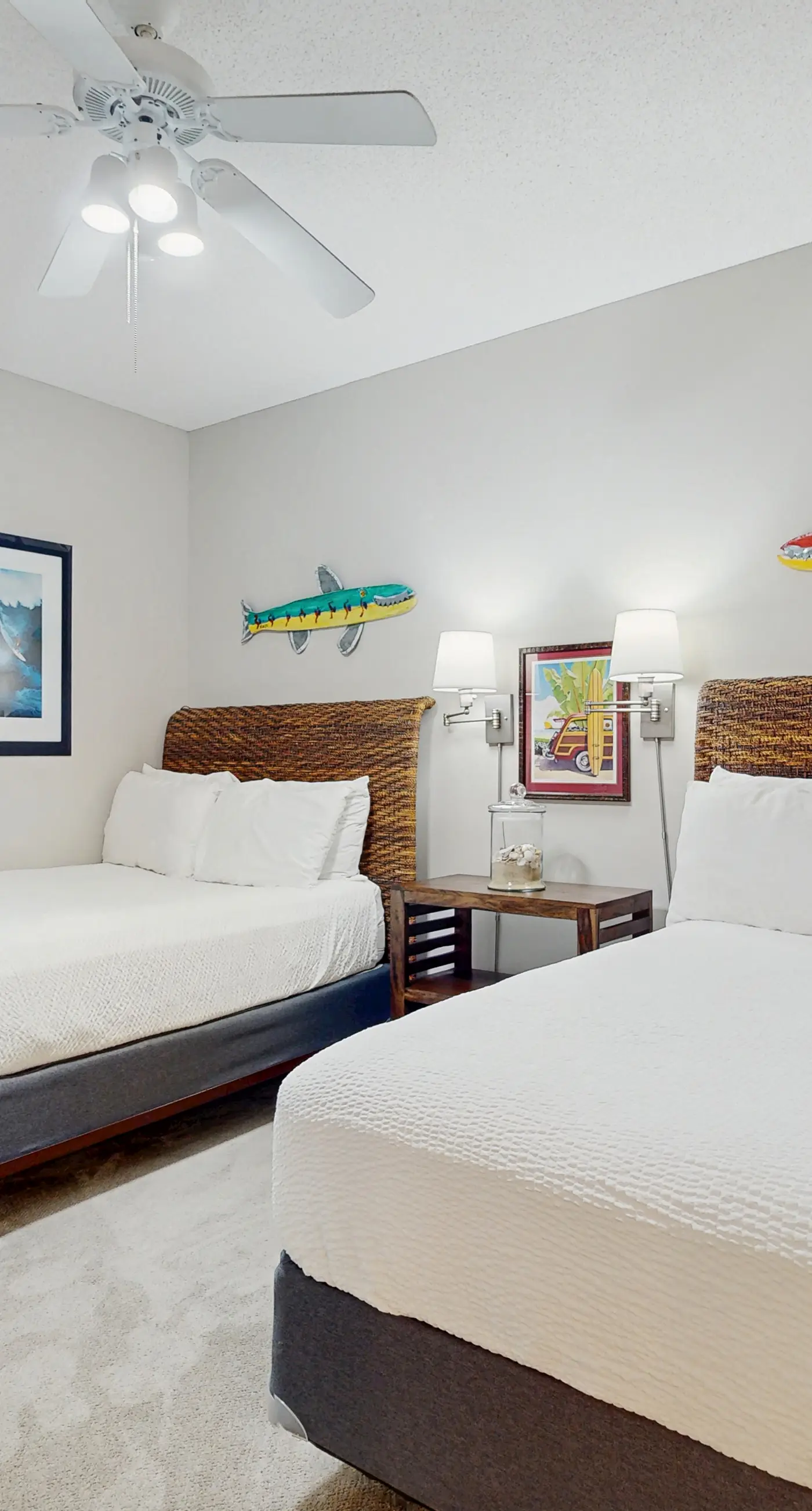 Snowbird-friendly condo with pickleball on the beach close to shops & dining