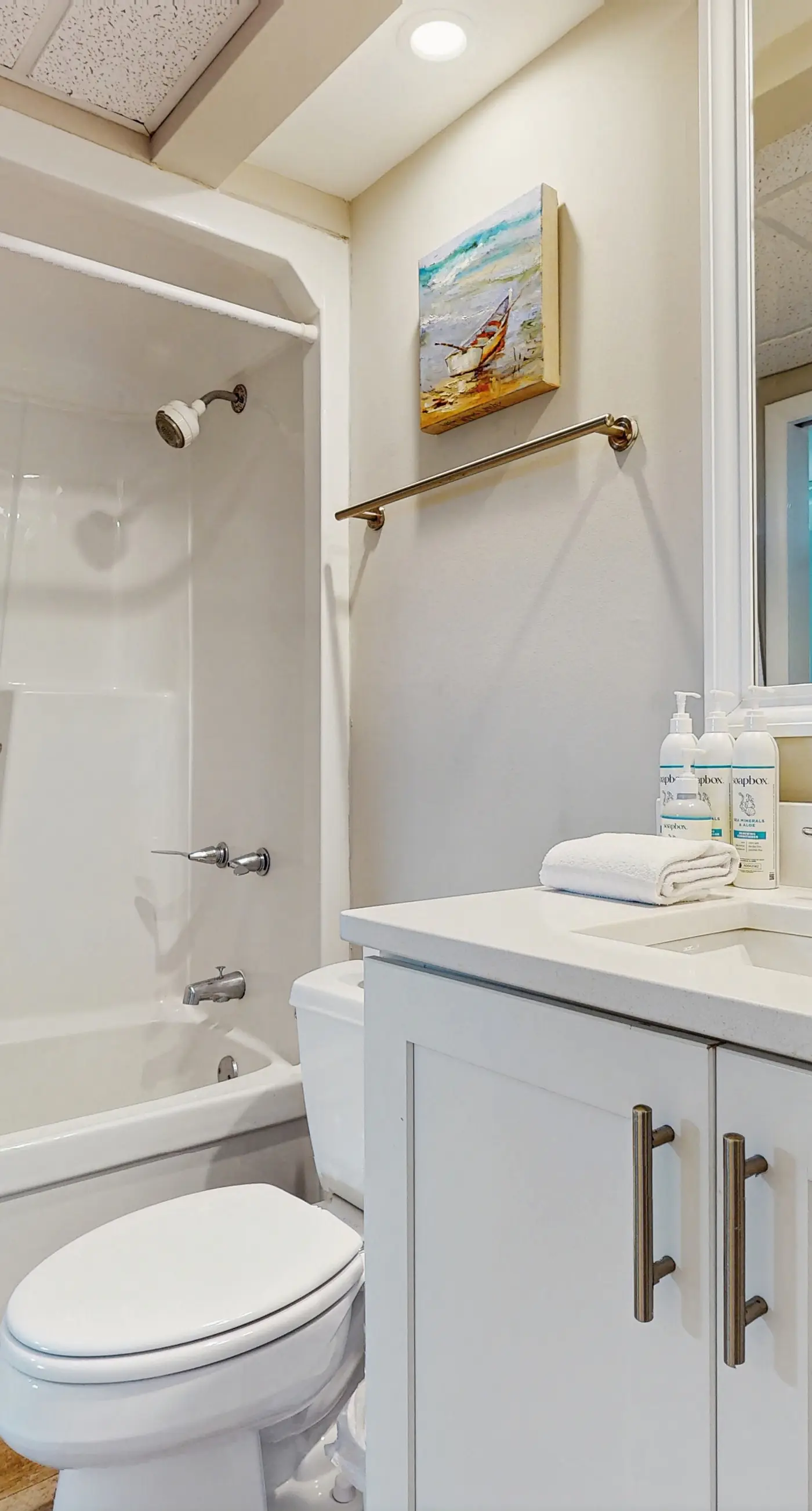 Snowbird-friendly condo with pickleball on the beach close to shops & dining