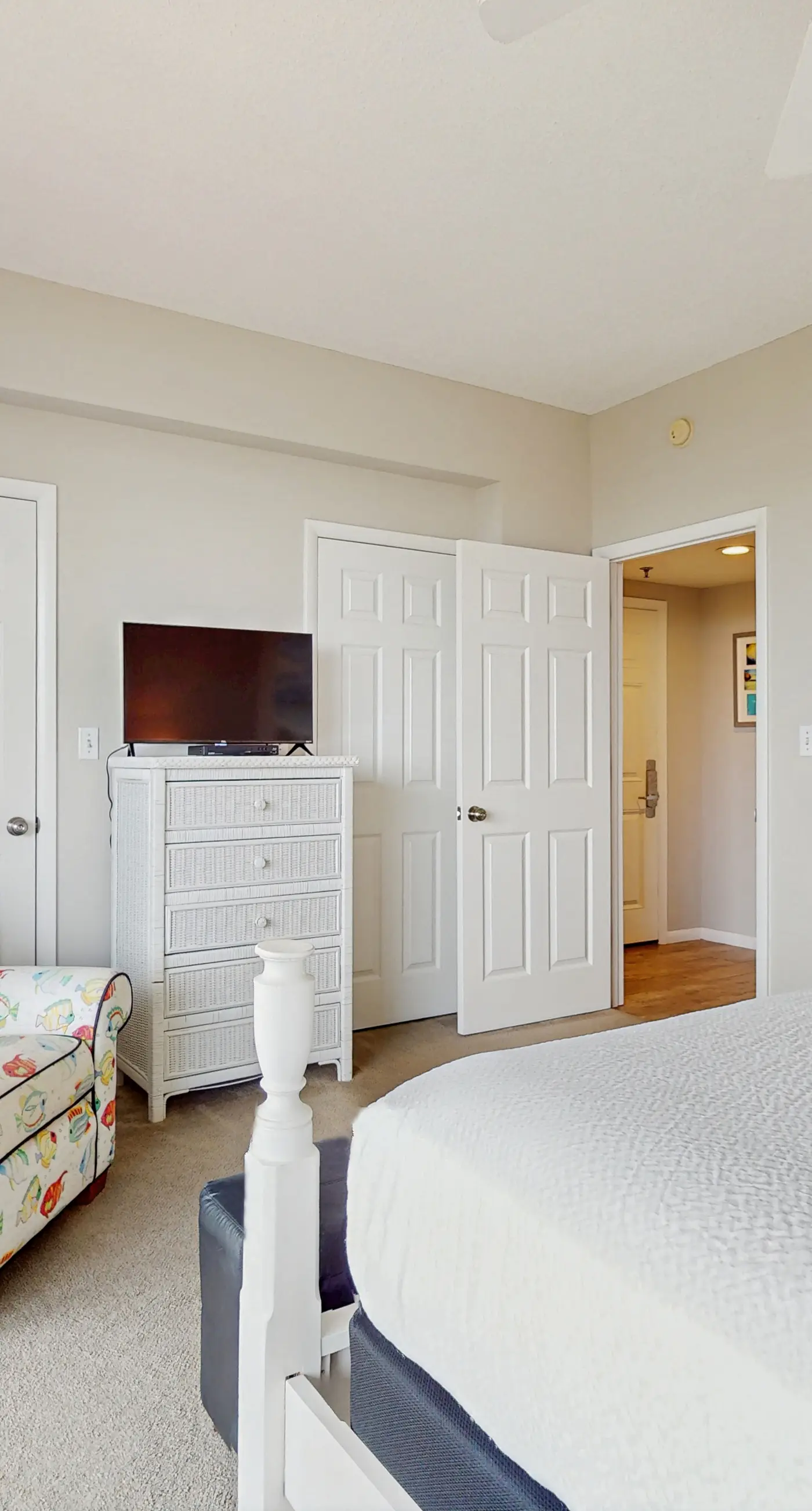 Snowbird-friendly condo with pickleball on the beach close to shops & dining
