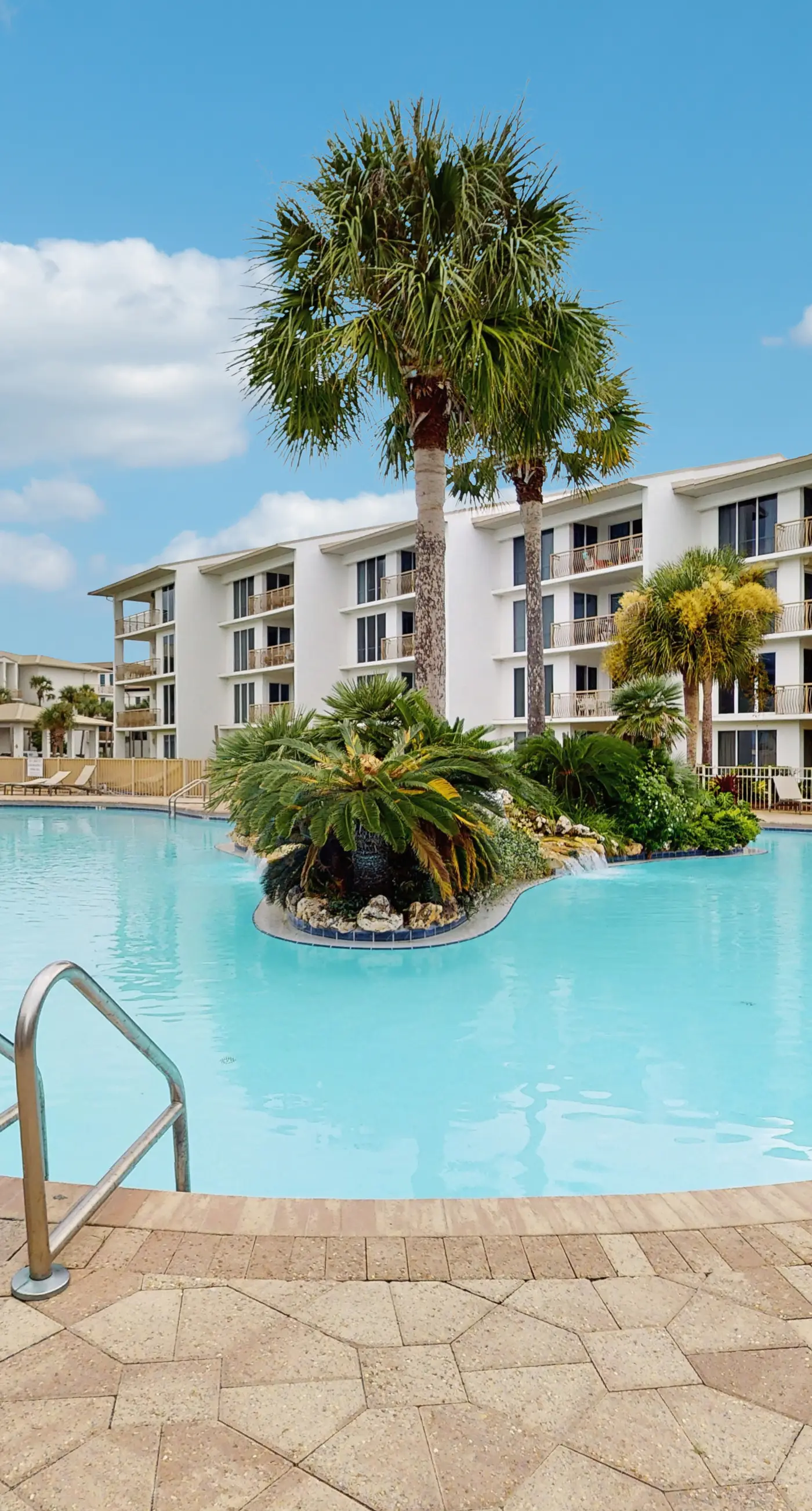 Snowbird-friendly condo with pickleball on the beach close to shops & dining