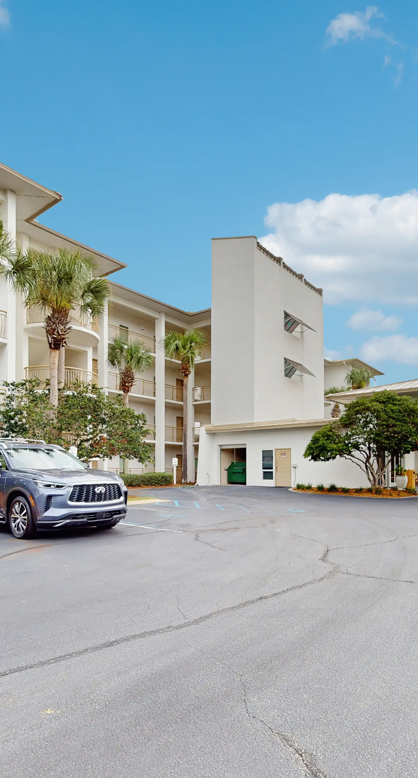 Snowbird-friendly condo with pickleball on the beach close to shops & dining