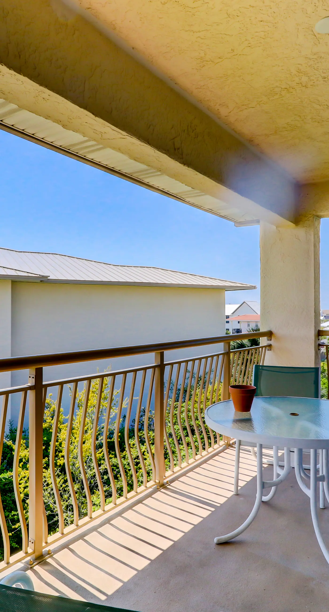 Snowbird-friendly condo with pickleball on the beach close to shops & dining