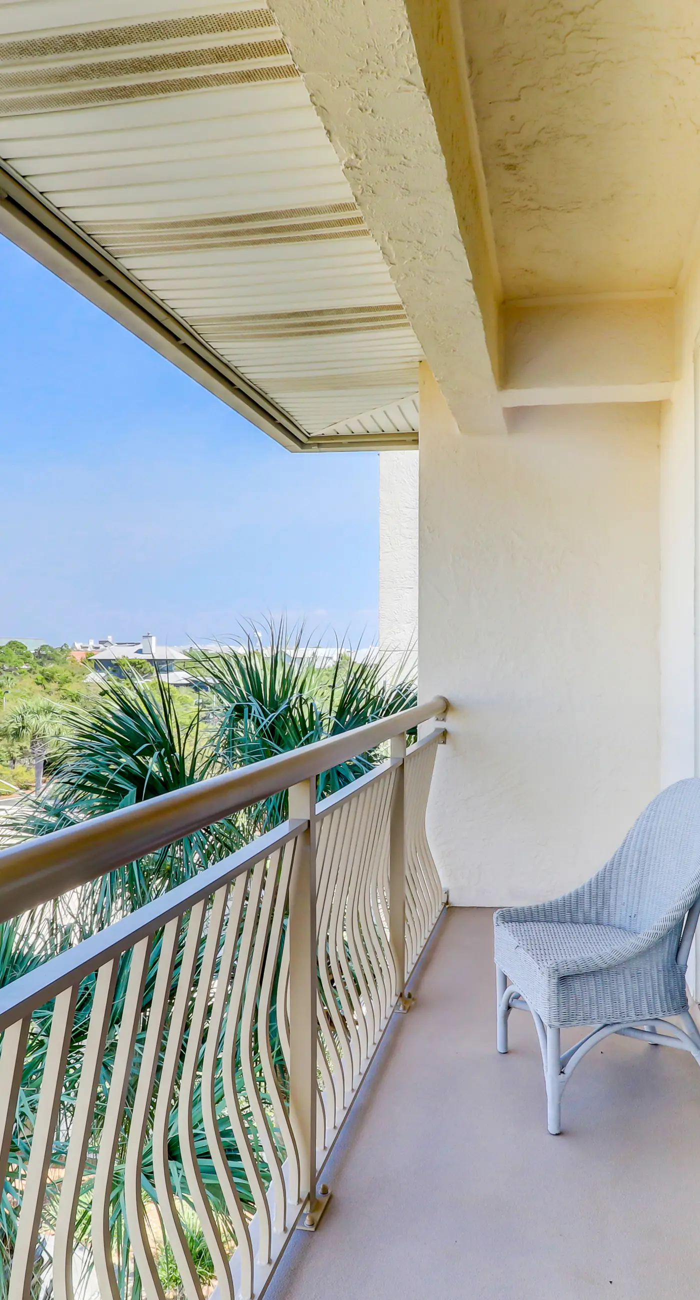 Snowbird-friendly condo with pickleball on the beach close to shops & dining