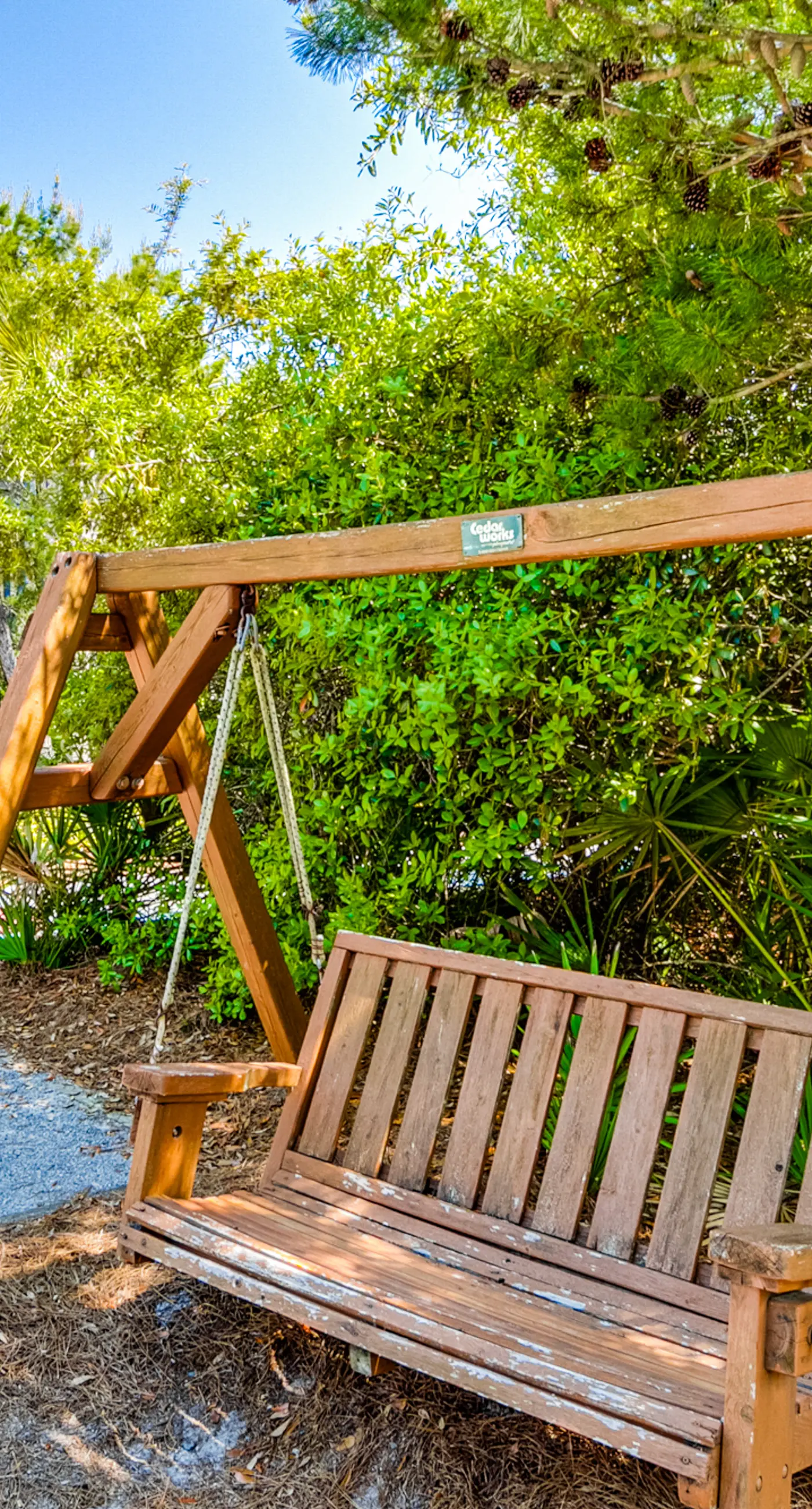Snowbird-friendly condo with pickleball on the beach close to shops & dining