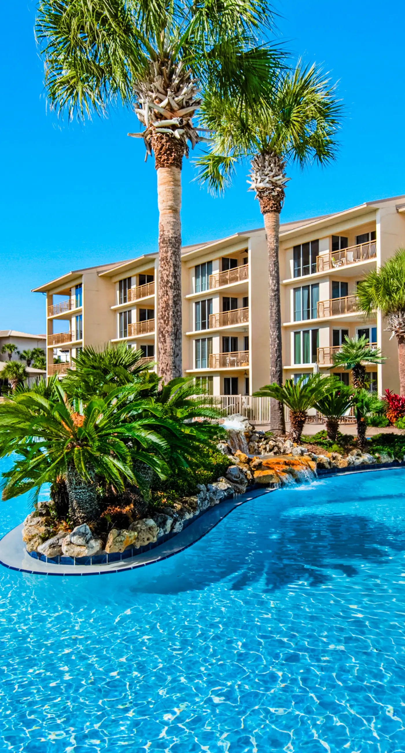 Snowbird-friendly condo with pickleball on the beach close to shops & dining