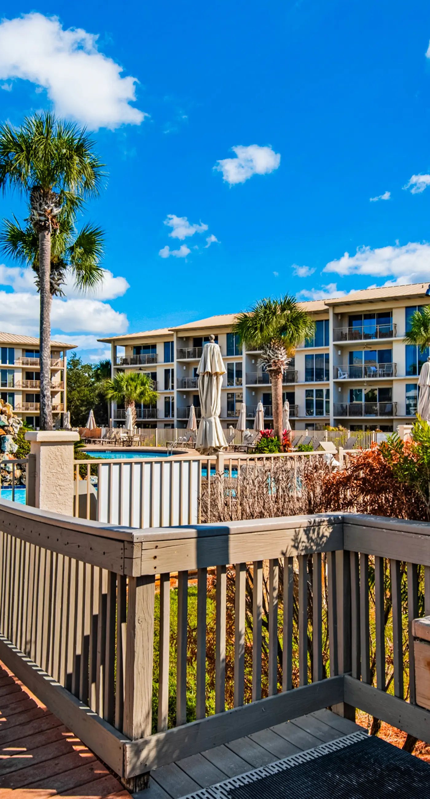 Snowbird-friendly condo with pickleball on the beach close to shops & dining