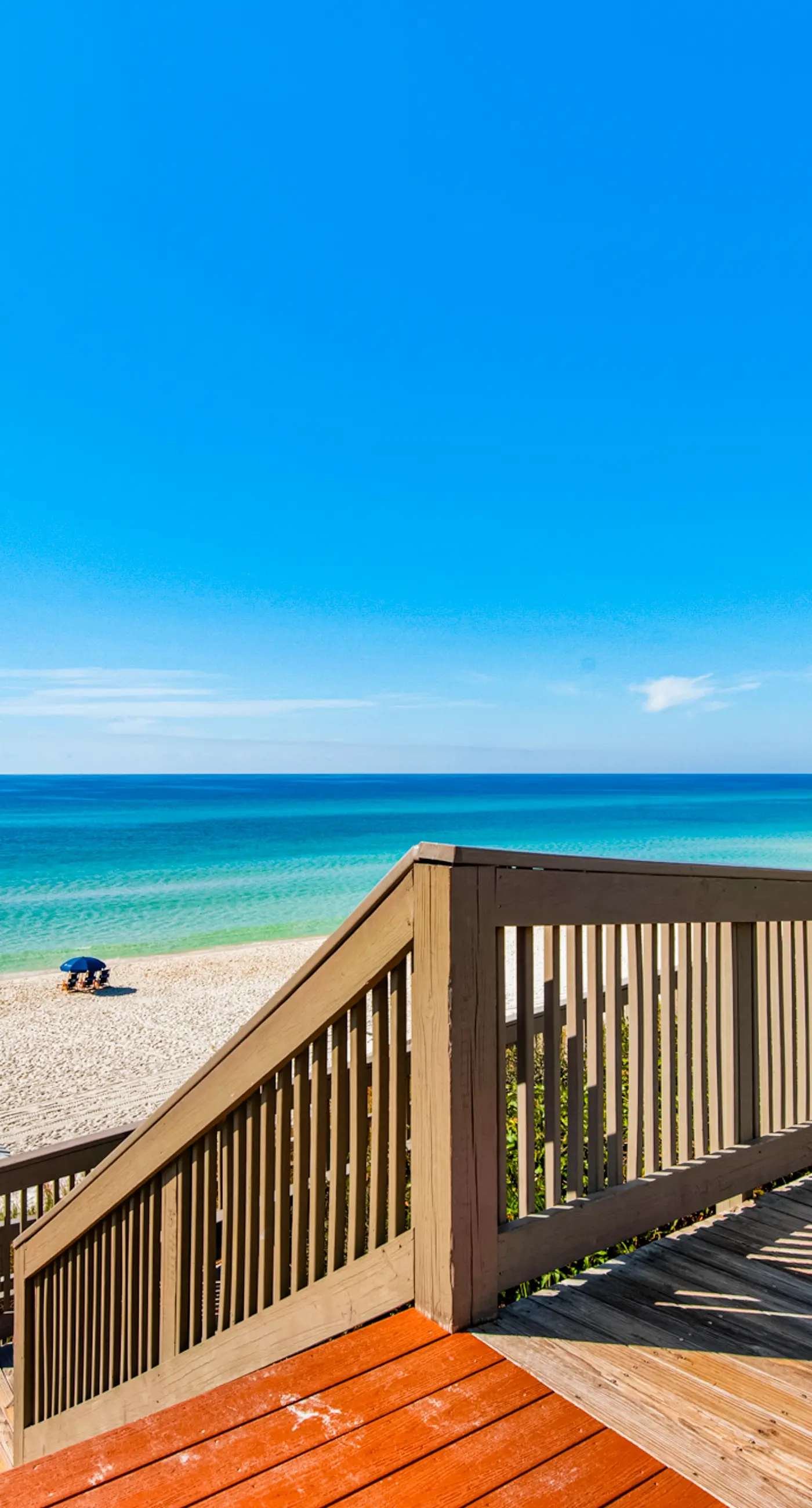 Snowbird-friendly condo with pickleball on the beach close to shops & dining