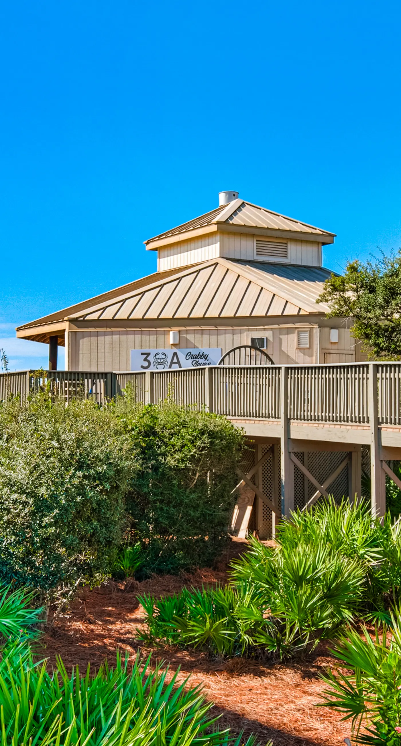 Snowbird-friendly condo with pickleball on the beach close to shops & dining
