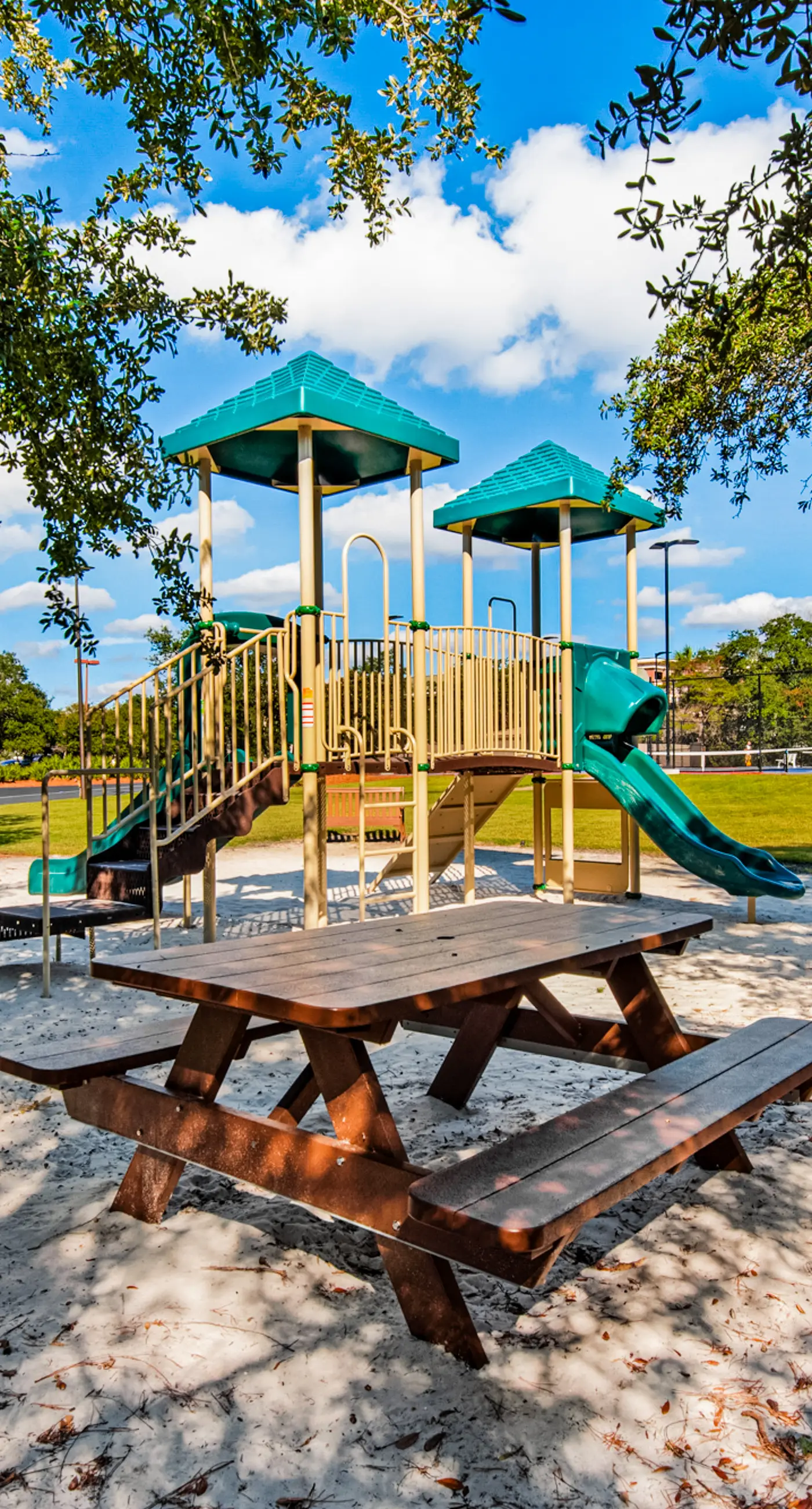 Snowbird-friendly condo with pickleball on the beach close to shops & dining