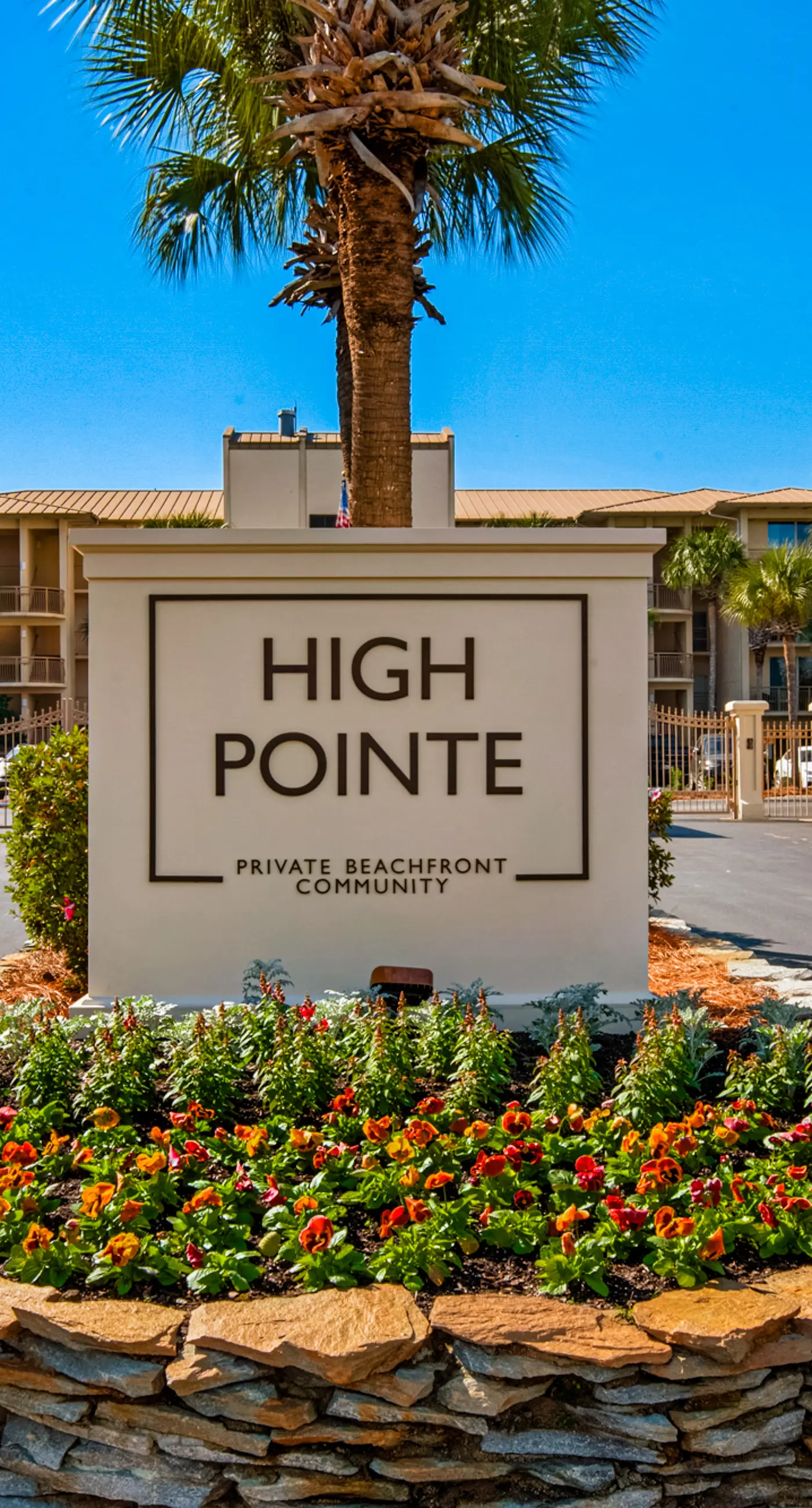 Snowbird-friendly condo with pickleball on the beach close to shops & dining