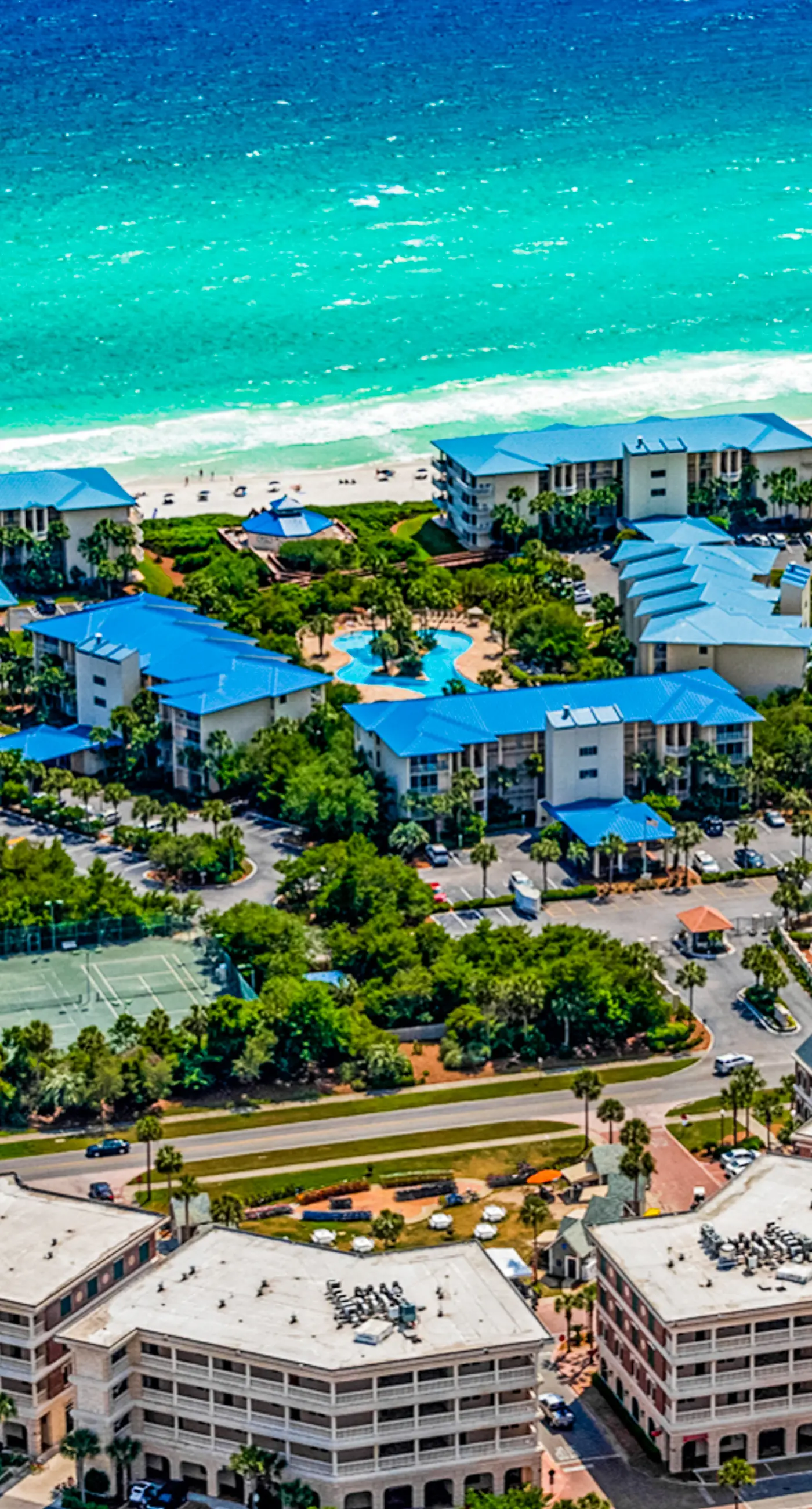 Snowbird-friendly condo with pickleball on the beach close to shops & dining