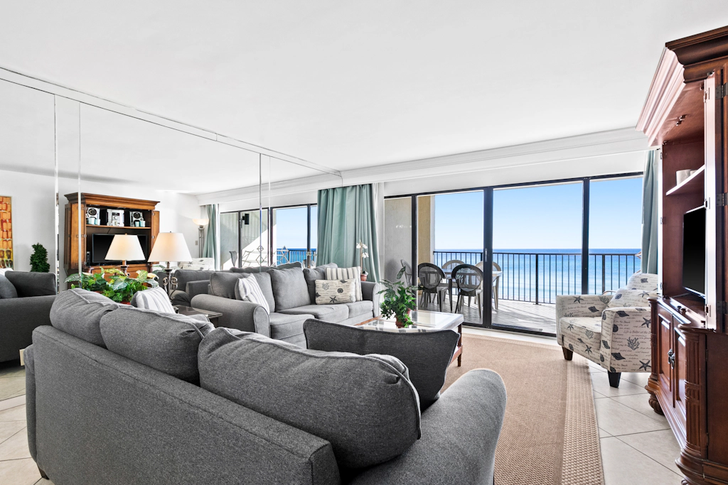 Large, updated condo - quick walk to beach & convenient to shopping