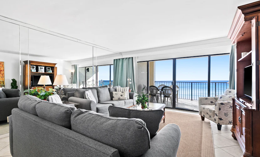 Large, updated condo - quick walk to beach & convenient to shopping