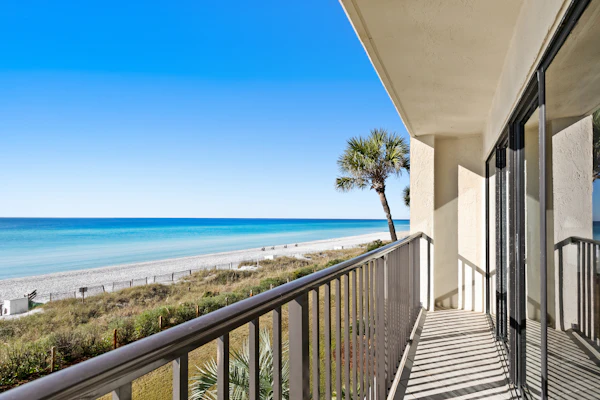 Large, updated condo - quick walk to beach & convenient to shopping