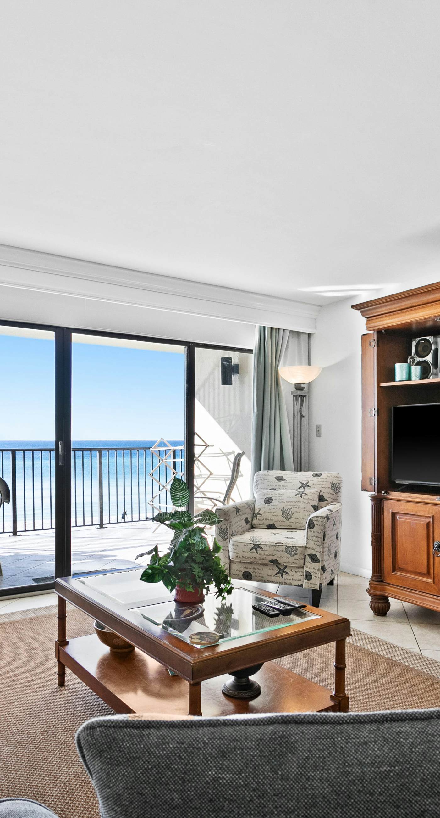 Large, updated condo - quick walk to beach & convenient to shopping