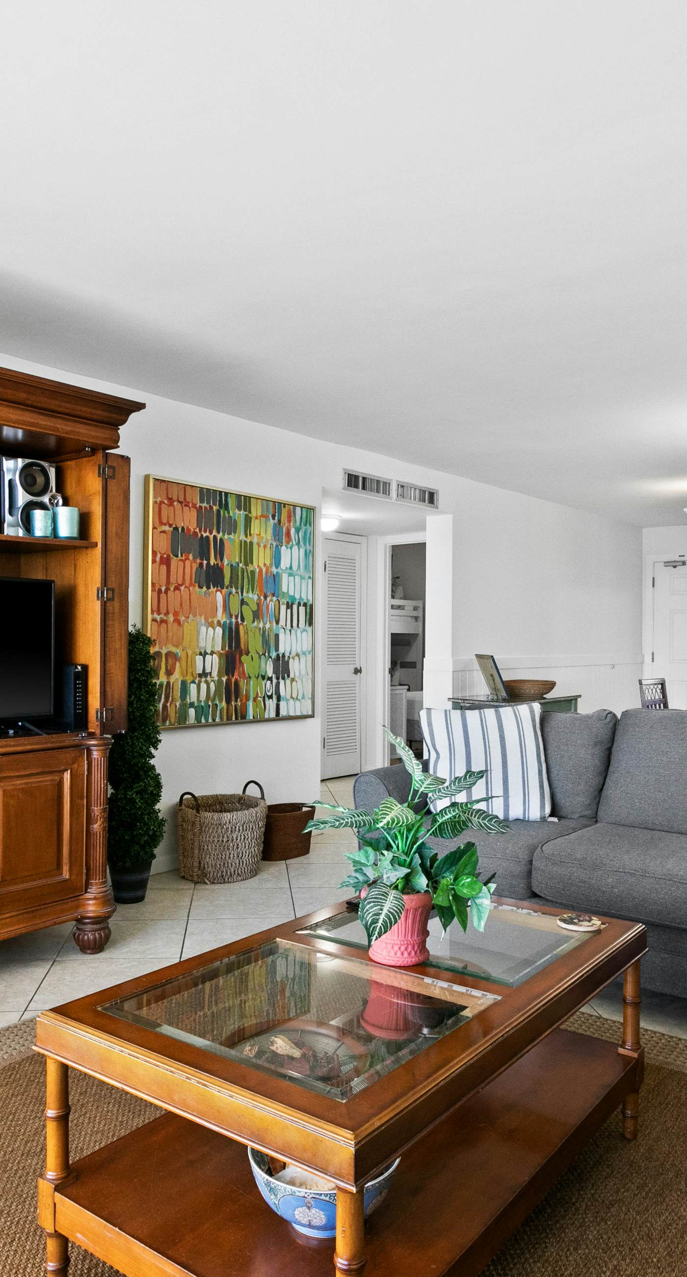 Large, updated condo - quick walk to beach & convenient to shopping