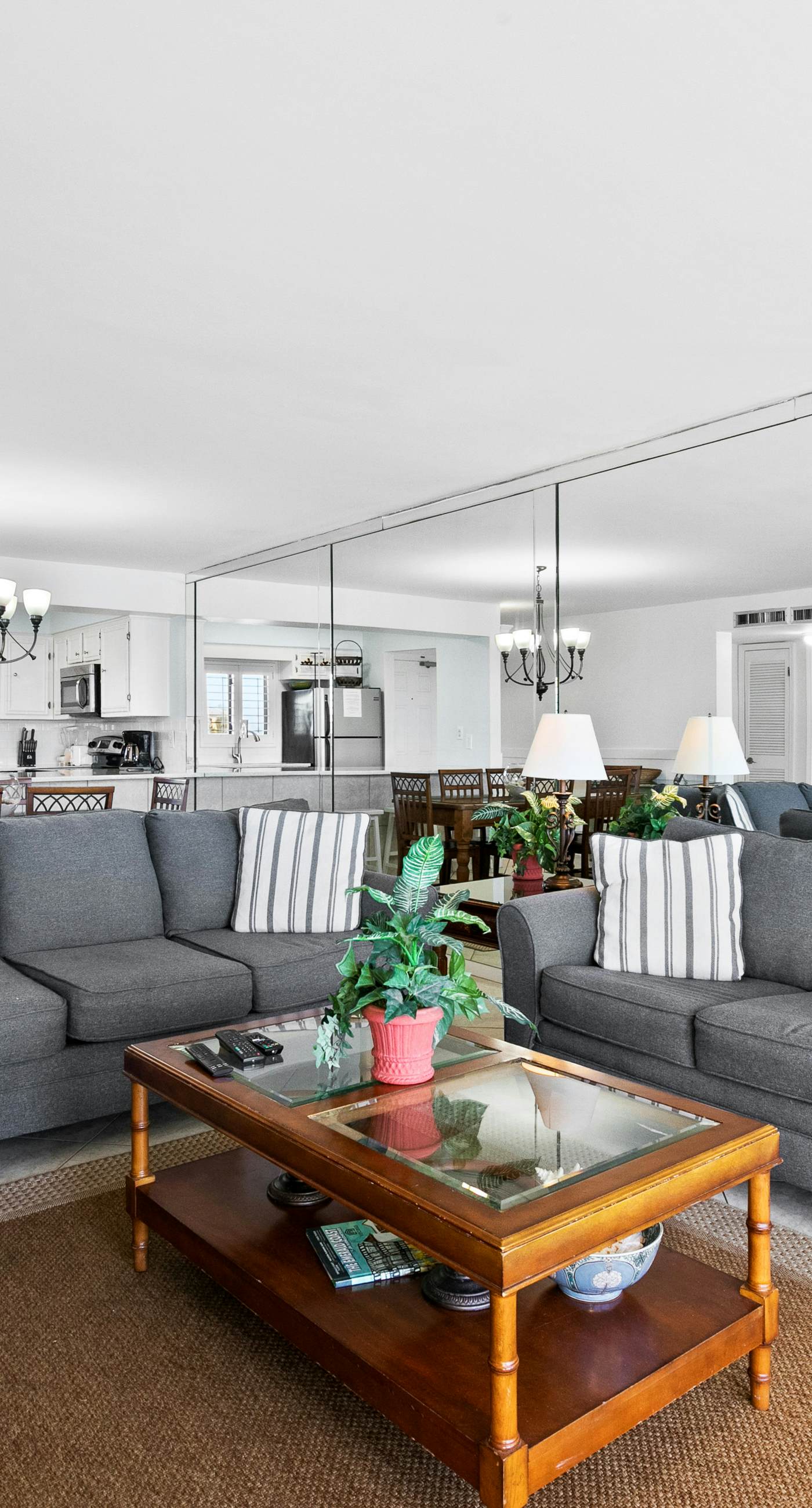 Large, updated condo - quick walk to beach & convenient to shopping