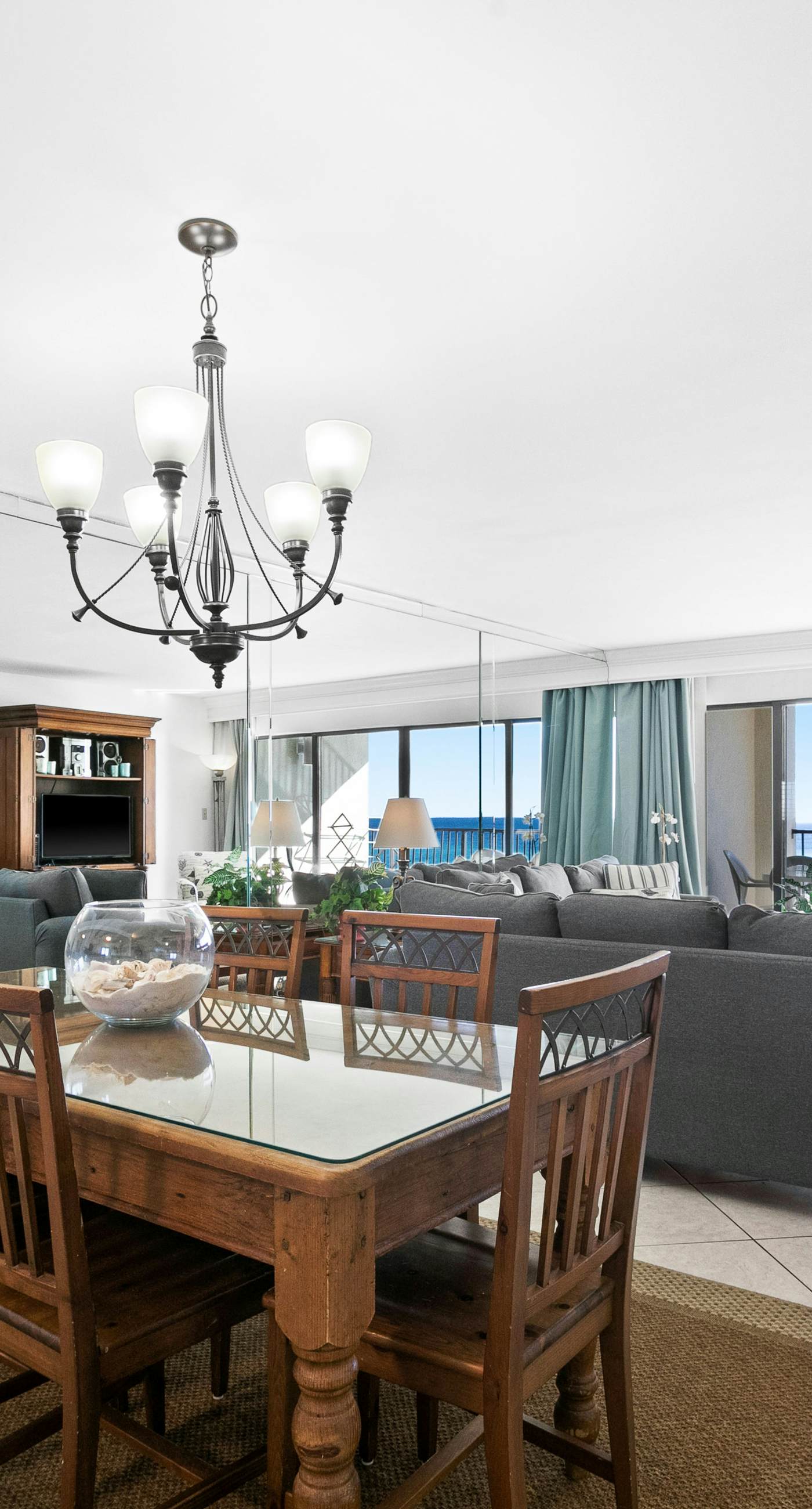 Large, updated condo - quick walk to beach & convenient to shopping