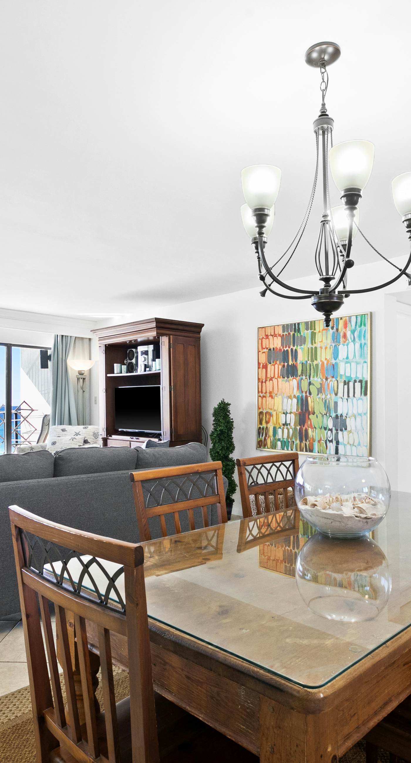 Large, updated condo - quick walk to beach & convenient to shopping