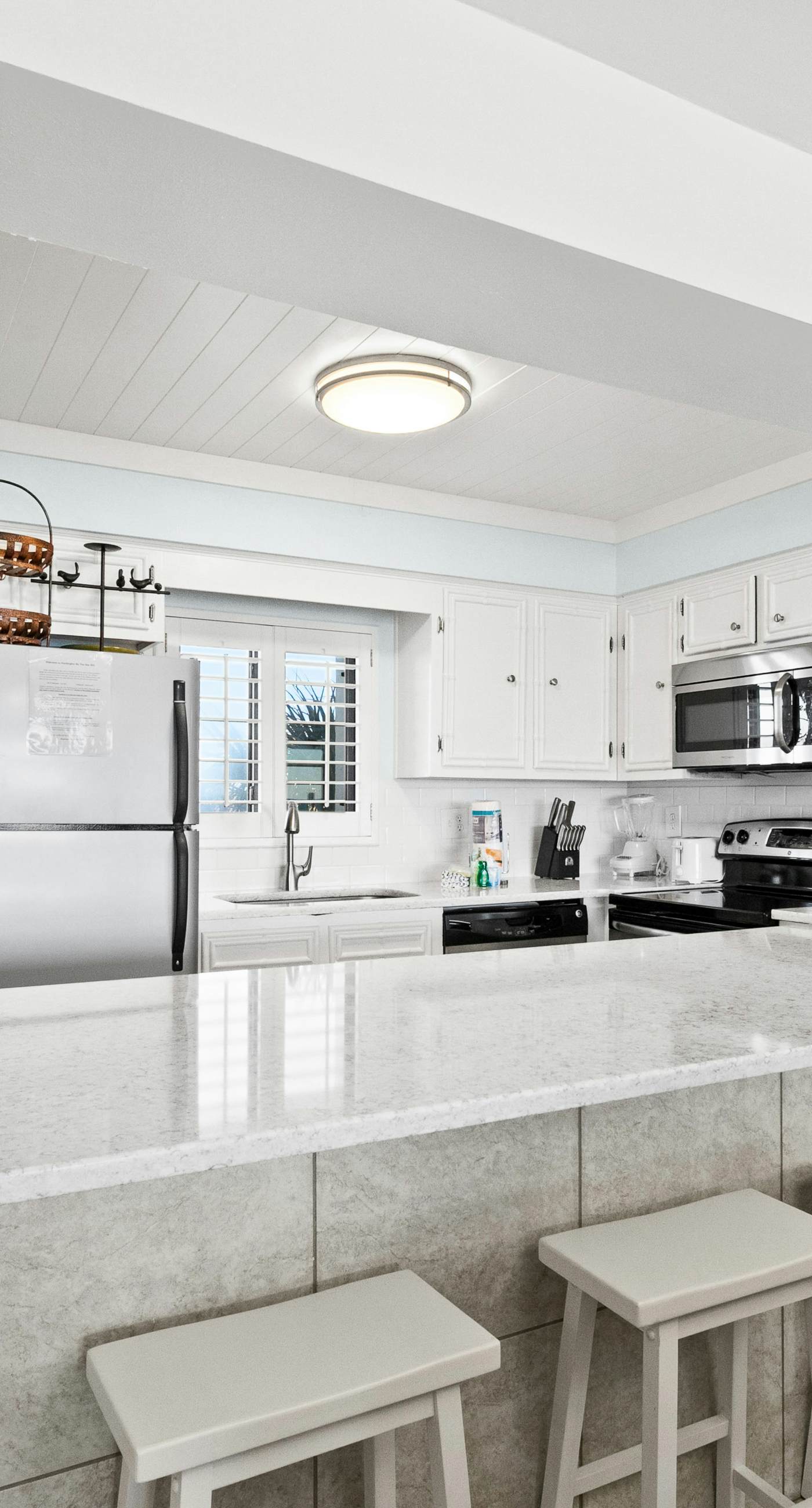 Large, updated condo - quick walk to beach & convenient to shopping