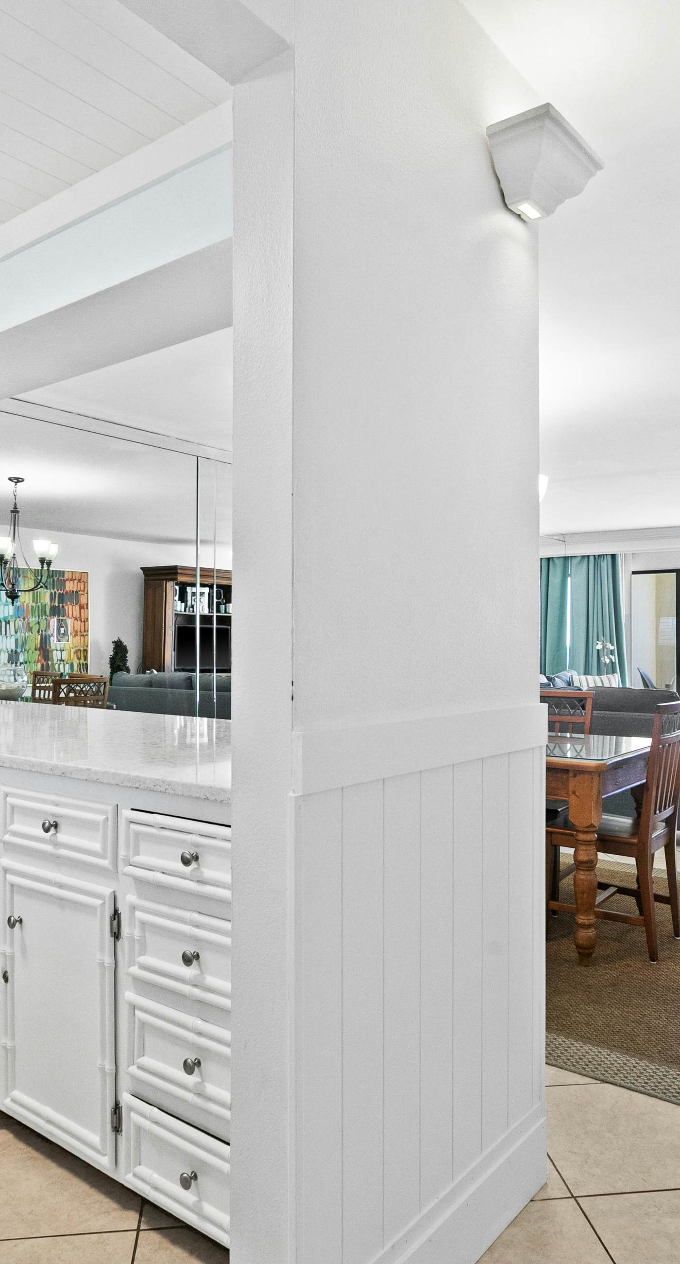 Large, updated condo - quick walk to beach & convenient to shopping