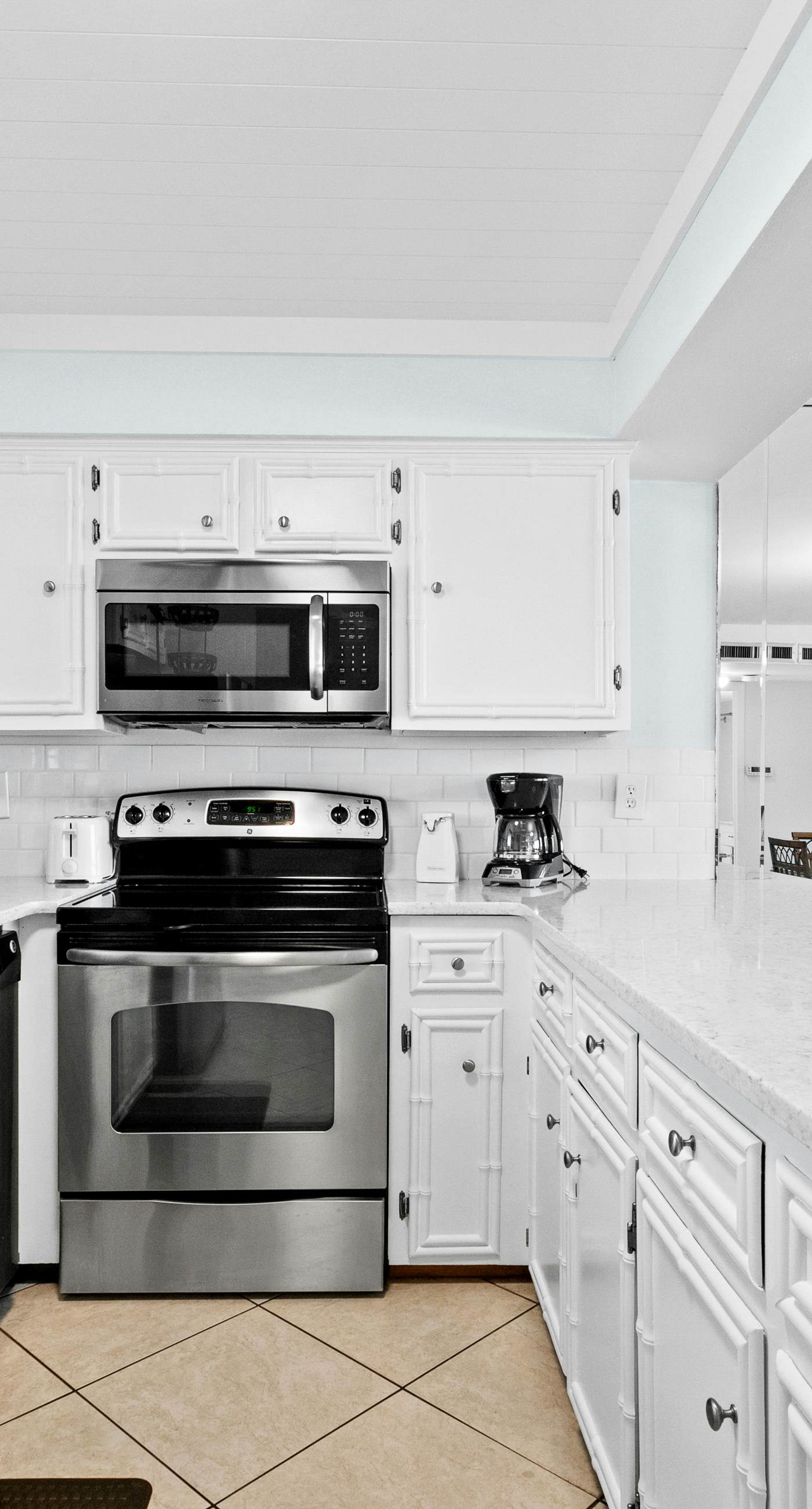 Large, updated condo - quick walk to beach & convenient to shopping