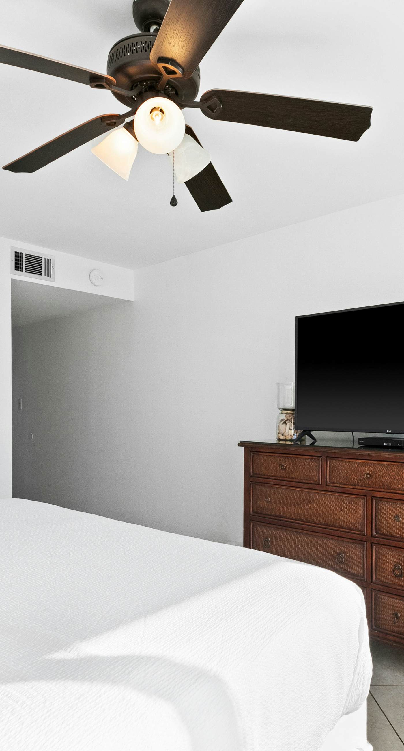 Large, updated condo - quick walk to beach & convenient to shopping