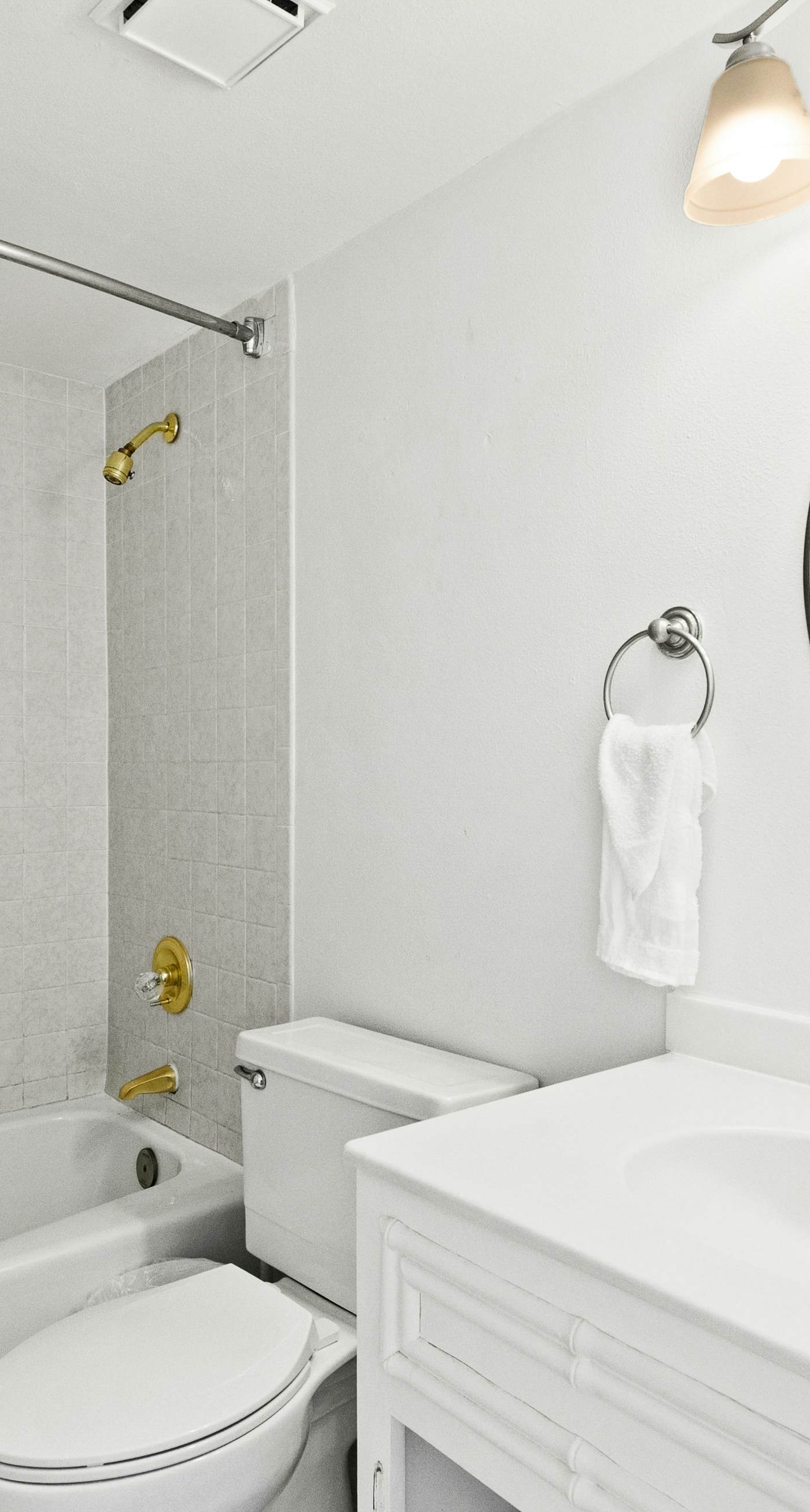 Large, updated condo - quick walk to beach & convenient to shopping